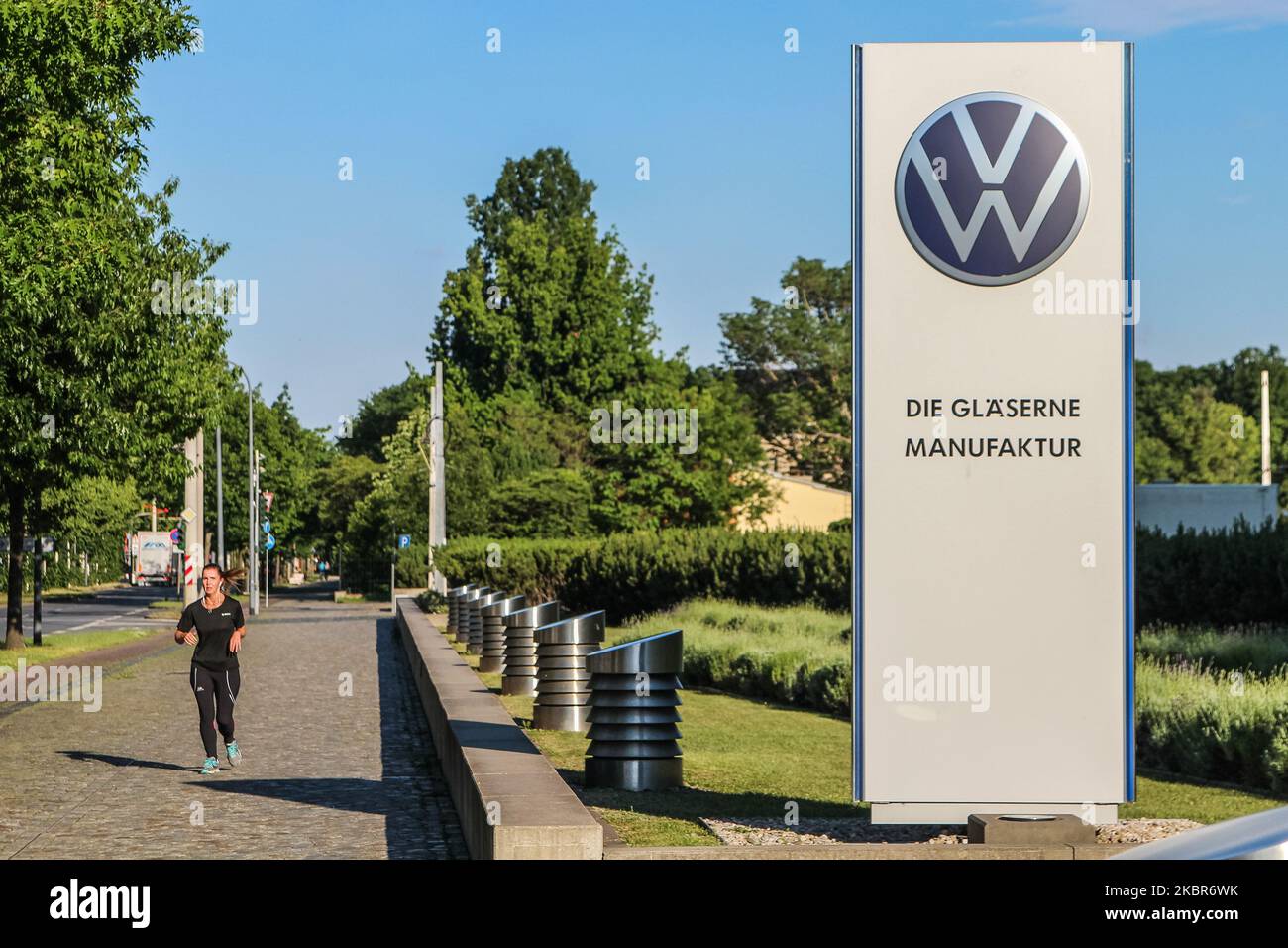 Volkswagen Transparent factory se ve en Dresde, Alemania El 11 de junio de 2020, la fábrica transparente es una fábrica de automóviles y un espacio de exposición en Dresde, propiedad de Volkswagen y diseñado por el arquitecto Gunter Henn. Originalmente abrió sus puertas en 2002, produciendo el Volkswagen Phaeton hasta 2016. A partir de 2017 produce la versión eléctrica del VW Golf. (Foto de Michal Fludra/NurPhoto) Foto de stock