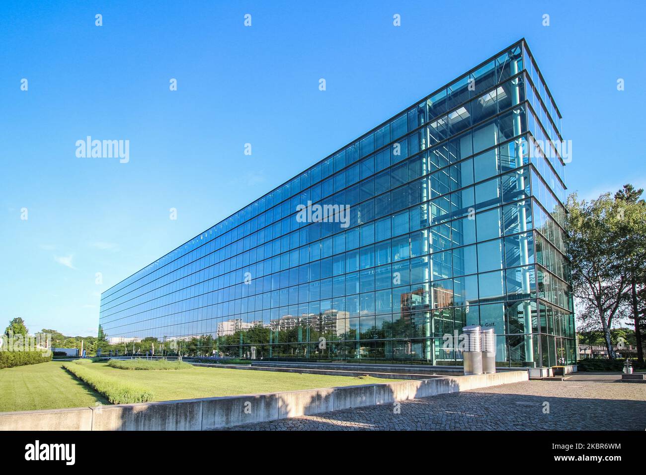 Volkswagen Transparent factory se ve en Dresde, Alemania El 11 de junio de 2020, la fábrica transparente es una fábrica de automóviles y un espacio de exposición en Dresde, propiedad de Volkswagen y diseñado por el arquitecto Gunter Henn. Originalmente abrió sus puertas en 2002, produciendo el Volkswagen Phaeton hasta 2016. A partir de 2017 produce la versión eléctrica del VW Golf. (Foto de Michal Fludra/NurPhoto) Foto de stock