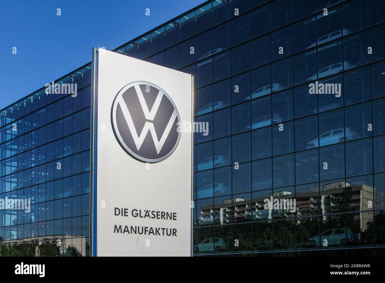 Volkswagen Transparent factory se ve en Dresde, Alemania El 11 de junio de 2020, la fábrica transparente es una fábrica de automóviles y un espacio de exposición en Dresde, propiedad de Volkswagen y diseñado por el arquitecto Gunter Henn. Originalmente abrió sus puertas en 2002, produciendo el Volkswagen Phaeton hasta 2016. A partir de 2017 produce la versión eléctrica del VW Golf. (Foto de Michal Fludra/NurPhoto) Foto de stock