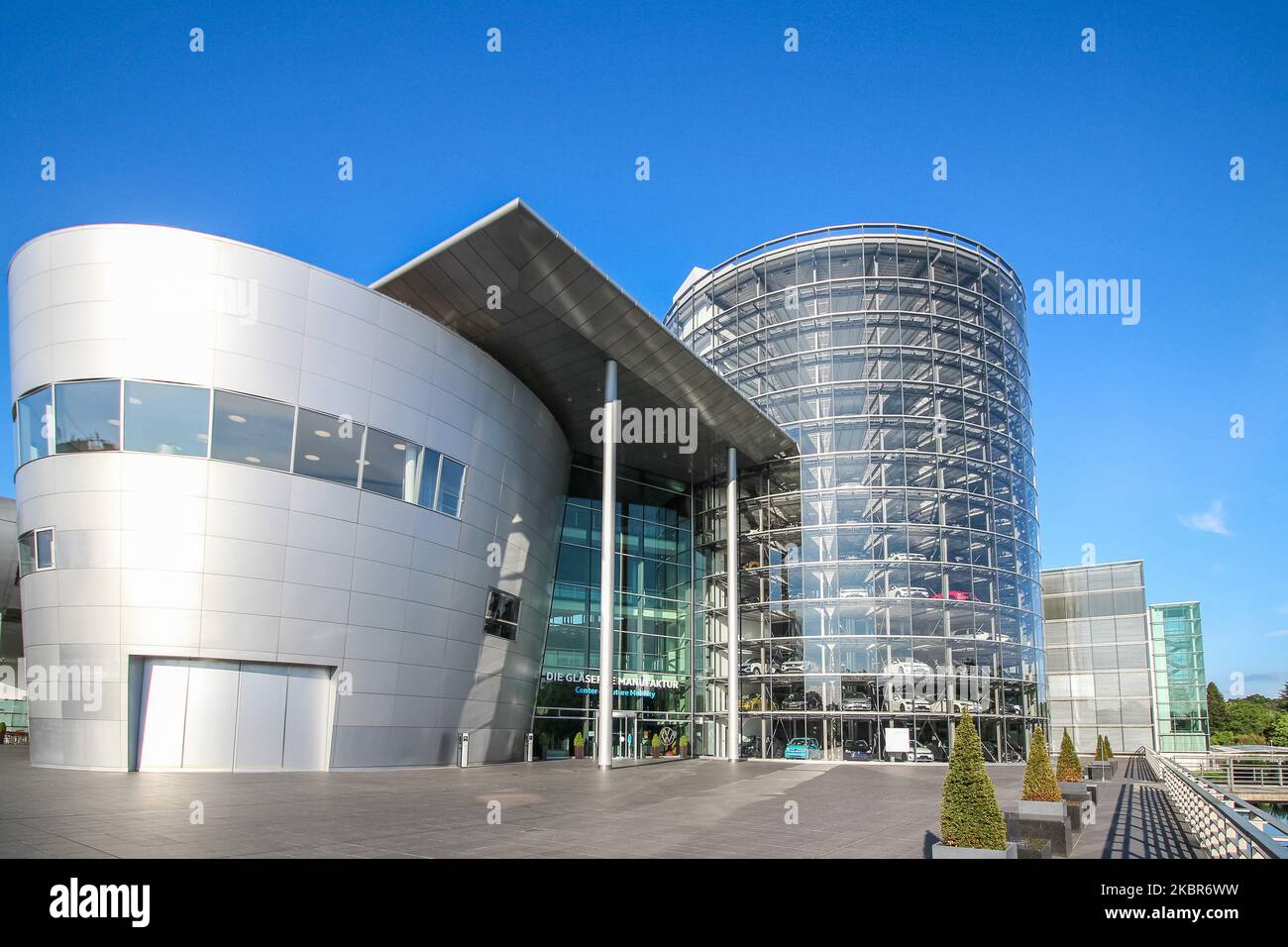 Volkswagen Transparent factory se ve en Dresde, Alemania El 11 de junio de 2020, la fábrica transparente es una fábrica de automóviles y un espacio de exposición en Dresde, propiedad de Volkswagen y diseñado por el arquitecto Gunter Henn. Originalmente abrió sus puertas en 2002, produciendo el Volkswagen Phaeton hasta 2016. A partir de 2017 produce la versión eléctrica del VW Golf. (Foto de Michal Fludra/NurPhoto) Foto de stock