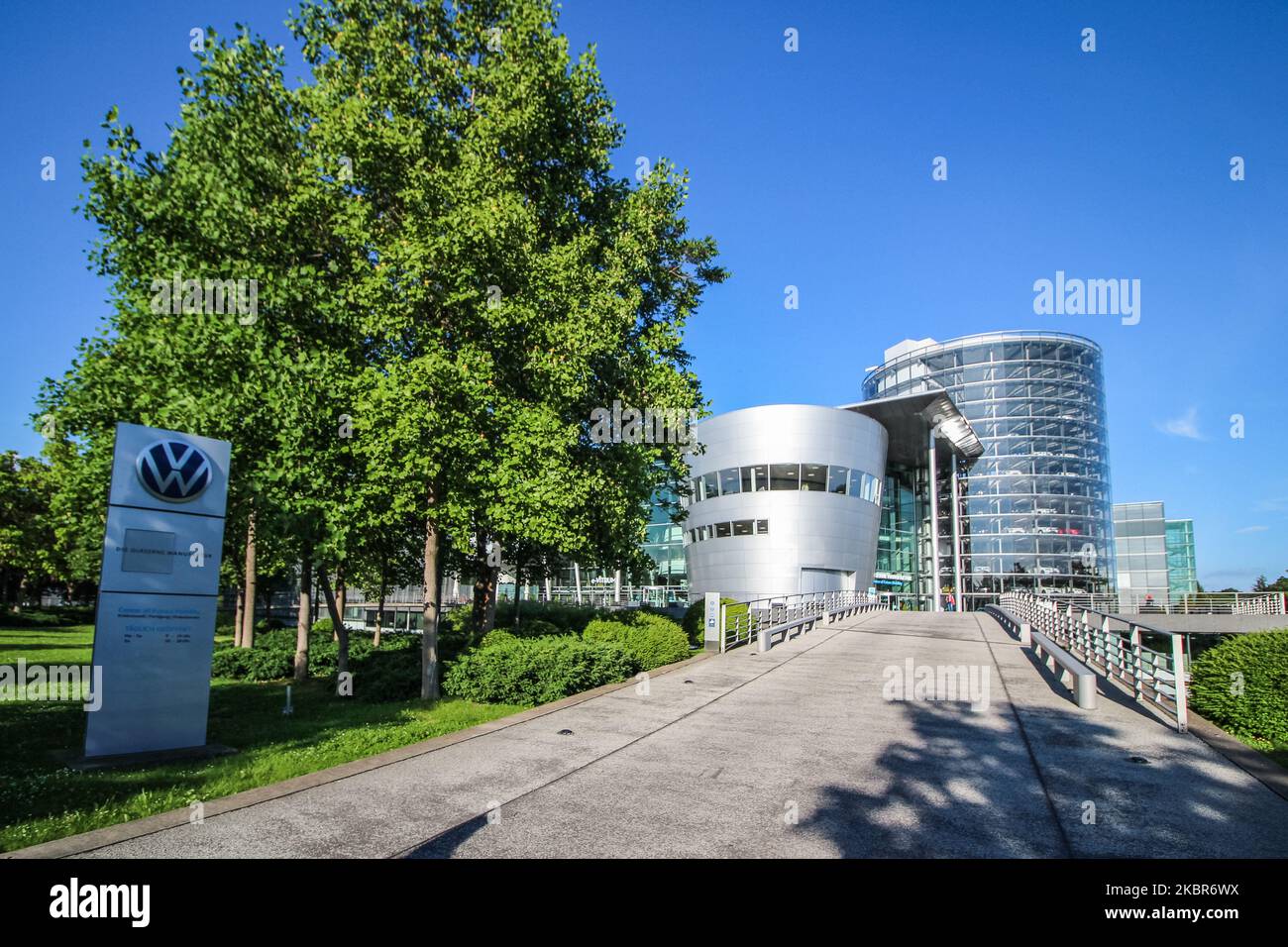 Volkswagen Transparent factory se ve en Dresde, Alemania El 11 de junio de 2020, la fábrica transparente es una fábrica de automóviles y un espacio de exposición en Dresde, propiedad de Volkswagen y diseñado por el arquitecto Gunter Henn. Originalmente abrió sus puertas en 2002, produciendo el Volkswagen Phaeton hasta 2016. A partir de 2017 produce la versión eléctrica del VW Golf. (Foto de Michal Fludra/NurPhoto) Foto de stock