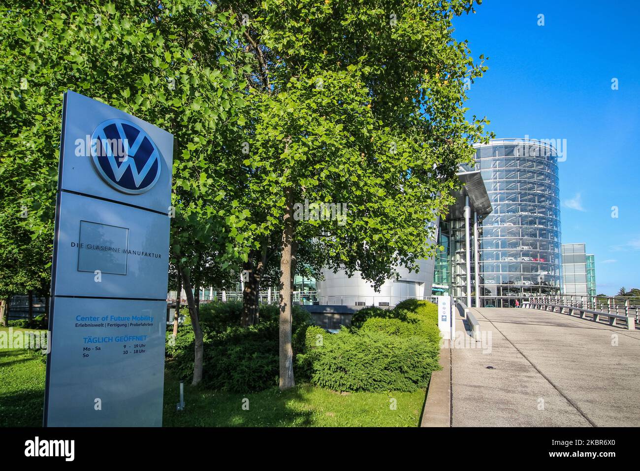 Volkswagen Transparent factory se ve en Dresde, Alemania El 11 de junio de 2020, la fábrica transparente es una fábrica de automóviles y un espacio de exposición en Dresde, propiedad de Volkswagen y diseñado por el arquitecto Gunter Henn. Originalmente abrió sus puertas en 2002, produciendo el Volkswagen Phaeton hasta 2016. A partir de 2017 produce la versión eléctrica del VW Golf. (Foto de Michal Fludra/NurPhoto) Foto de stock