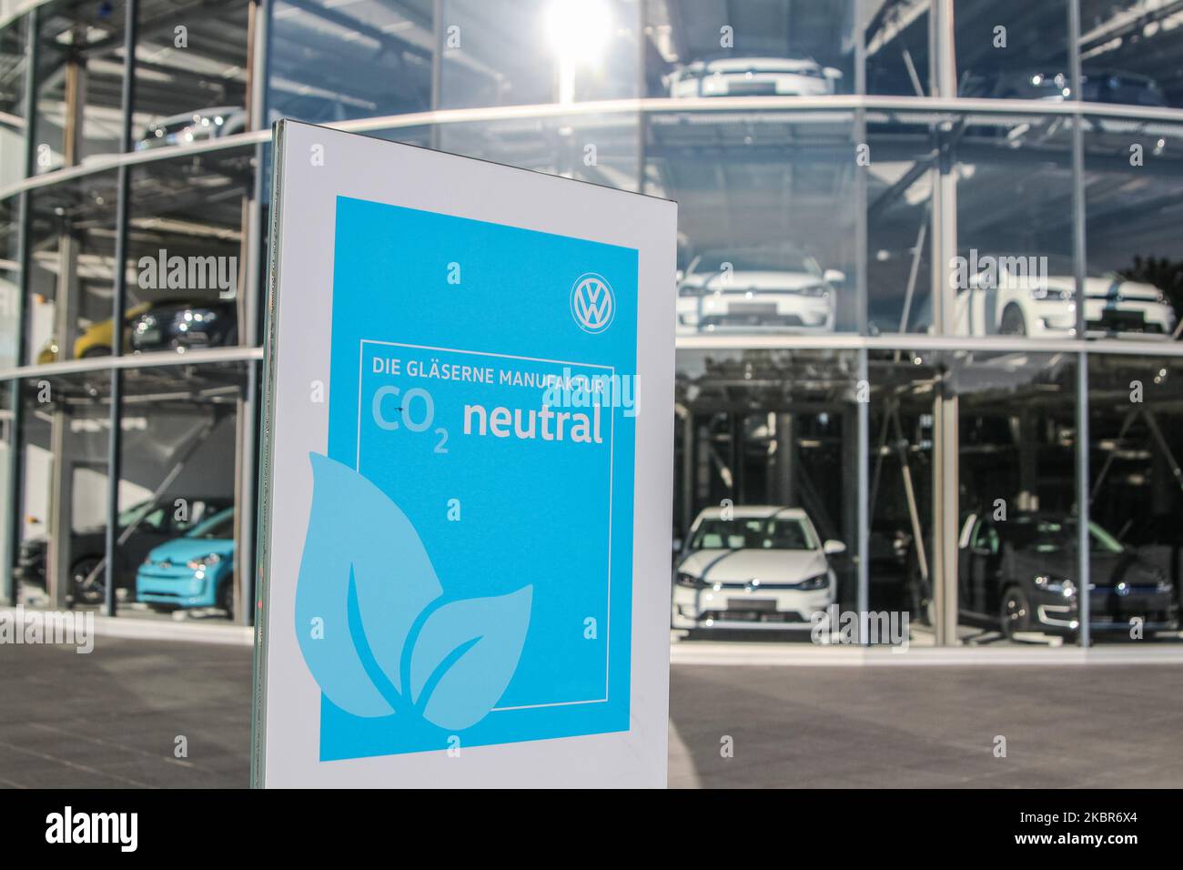 CO2 signo neutral frente a la fábrica de Volkswagen Transparent se ve en Dresden, Alemania el 11 de junio de 2020 La fábrica transparente es una fábrica de automóviles y un espacio de exposición en Dresden, propiedad de Volkswagen y diseñado por el arquitecto Gunter Henn. Originalmente abrió sus puertas en 2002, produciendo el Volkswagen Phaeton hasta 2016. A partir de 2017 produce la versión eléctrica del VW Golf. (Foto de Michal Fludra/NurPhoto) Foto de stock