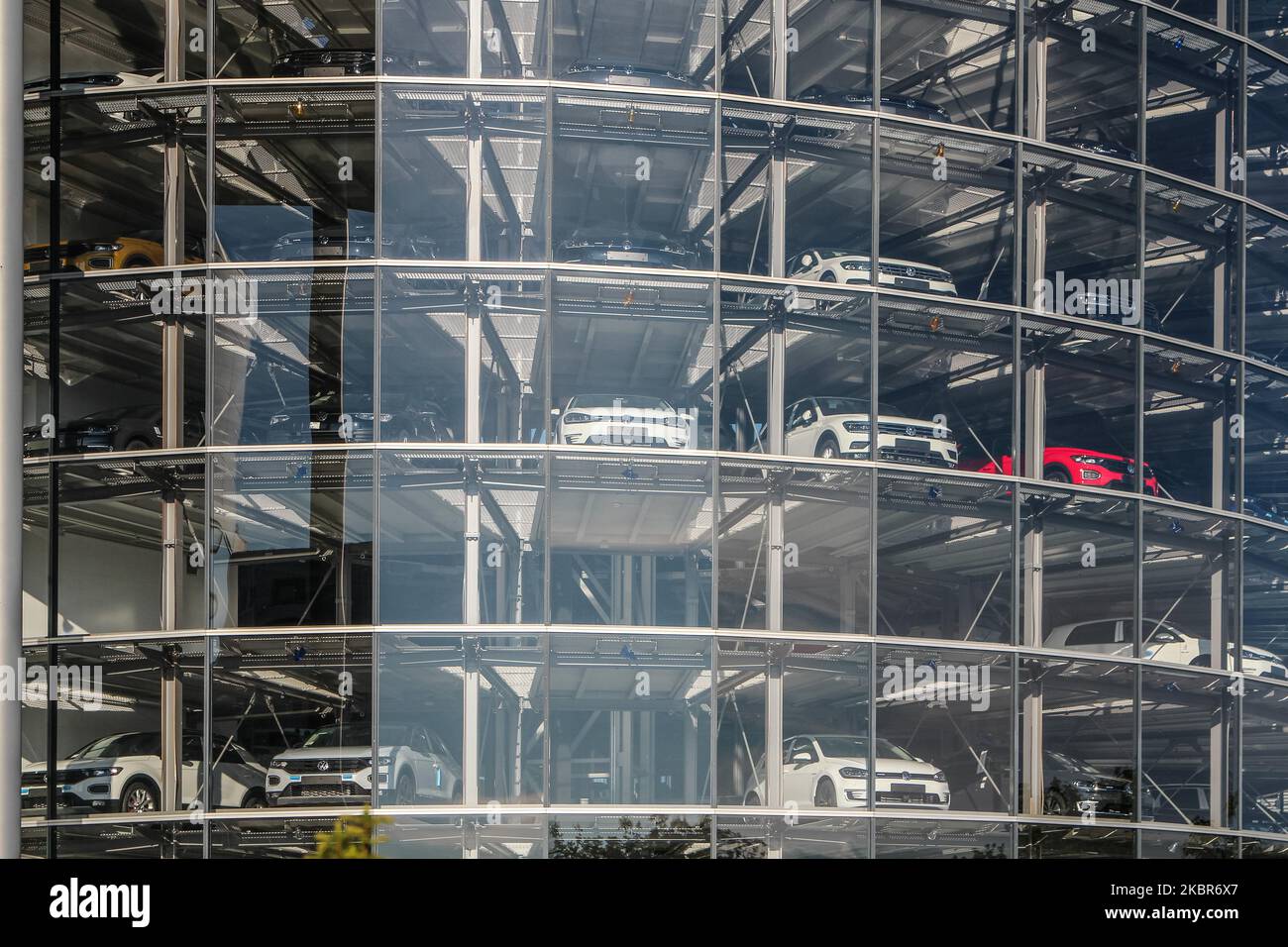 Volkswagen Transparent factory se ve en Dresde, Alemania El 11 de junio de 2020, la fábrica transparente es una fábrica de automóviles y un espacio de exposición en Dresde, propiedad de Volkswagen y diseñado por el arquitecto Gunter Henn. Originalmente abrió sus puertas en 2002, produciendo el Volkswagen Phaeton hasta 2016. A partir de 2017 produce la versión eléctrica del VW Golf. (Foto de Michal Fludra/NurPhoto) Foto de stock