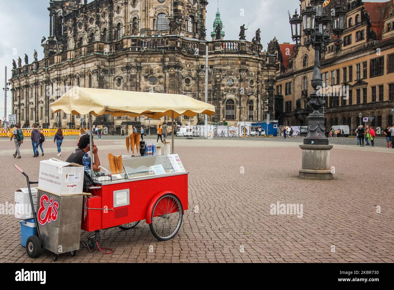 Vendedor de helados esperando a los clientes en el casi vacío debido a la falta de Covid-19 relacionada con el turista, la antigua calle de la ciudad se ve en Dresde, Alemania el 11 de junio de 2020 (Foto por Michal Fludra/NurPhoto) Foto de stock