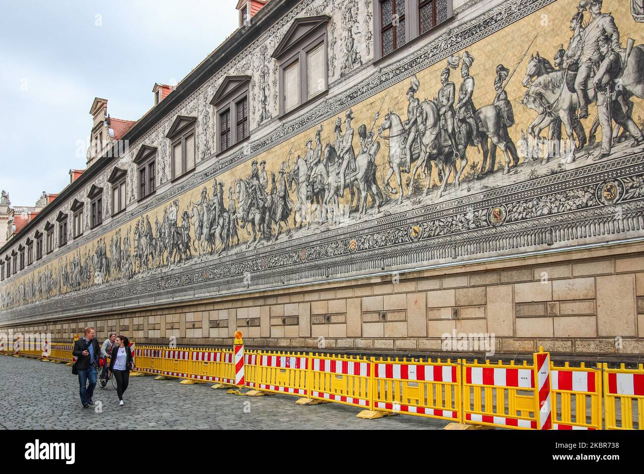 Pocos turistas que visitan casi vacío debido a la falta de turistas relacionada Covid-19, Procesión de Príncipes en el mosaico de la calle Langer Gang se ven en Dresde, Alemania el 11 de junio de 2020 (Foto por Michal Fludra/NurPhoto) Foto de stock