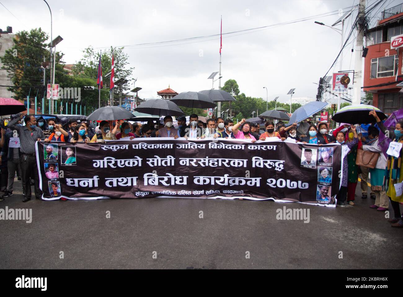 Activista afiliado a varias organizaciones Dalit protesta contra el asesinato de jóvenes de casta baja “Dalit” en el distrito de Rukum durante el cierre de seguridad en Katmandú, Nepal, el martes 23 de junio de 2020. Seis hombres fueron asesinados en el reparto Dalit en mayo de 2020 cuando trataron de escoltar a una de sus amigas de un elenco más alto en su casa. (Foto de Rojan Shrestha/NurPhoto) Foto de stock