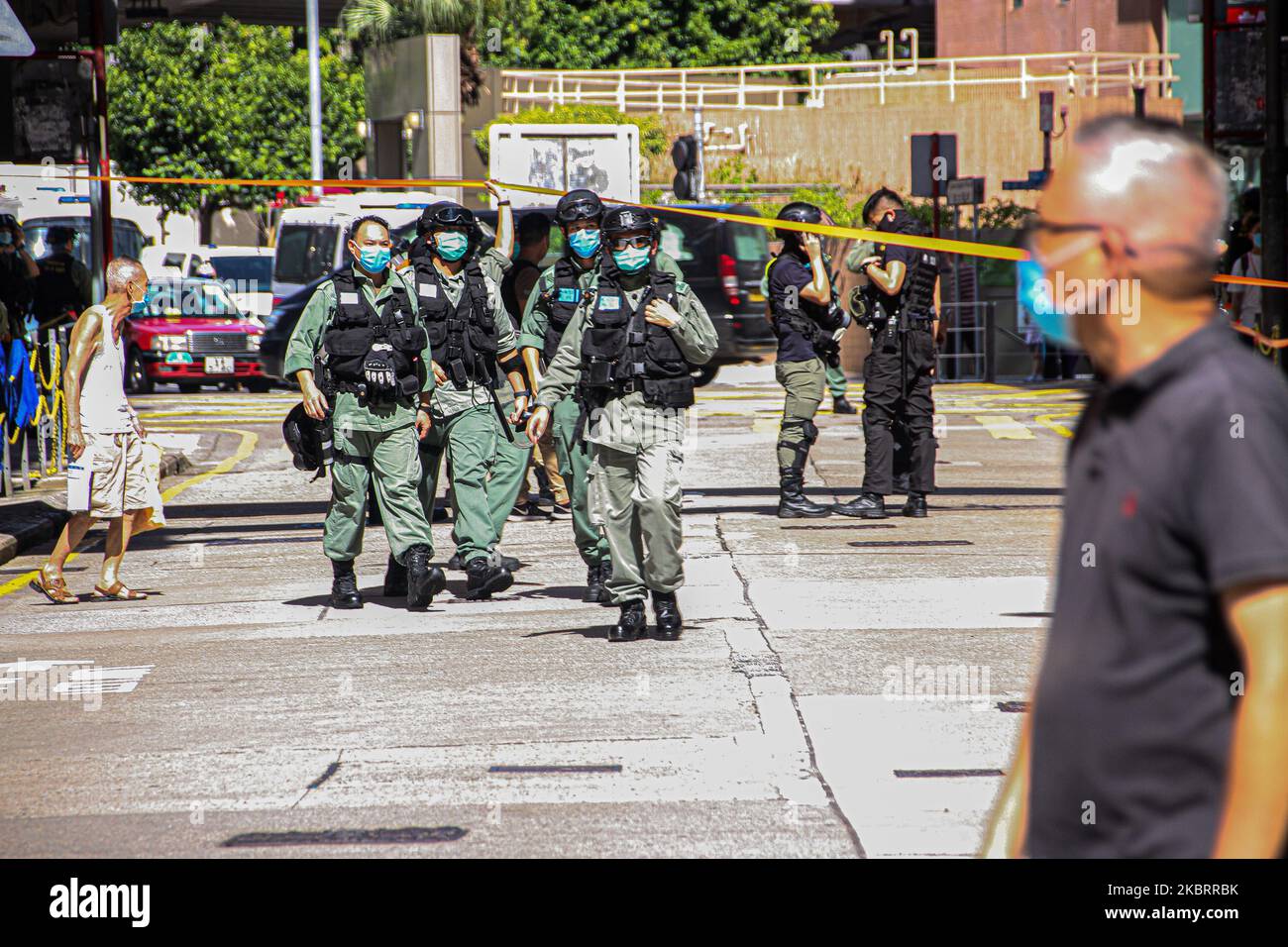 La policía cordonó una calle durante una manifestación silenciosa en la calle, Jordania, Hong Kong, 28th de junio de 2020 (Foto de Tommy Walker/NurPhoto) Foto de stock