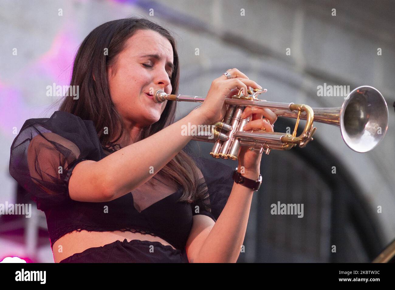 Trompetista, saxofonista y cantante de jazz Andrea Motis durante su  actuación en la primera edición de Jazz en el Real Monasterio de El  Escorial Madrid, España, el 18 de julio de 2020. (