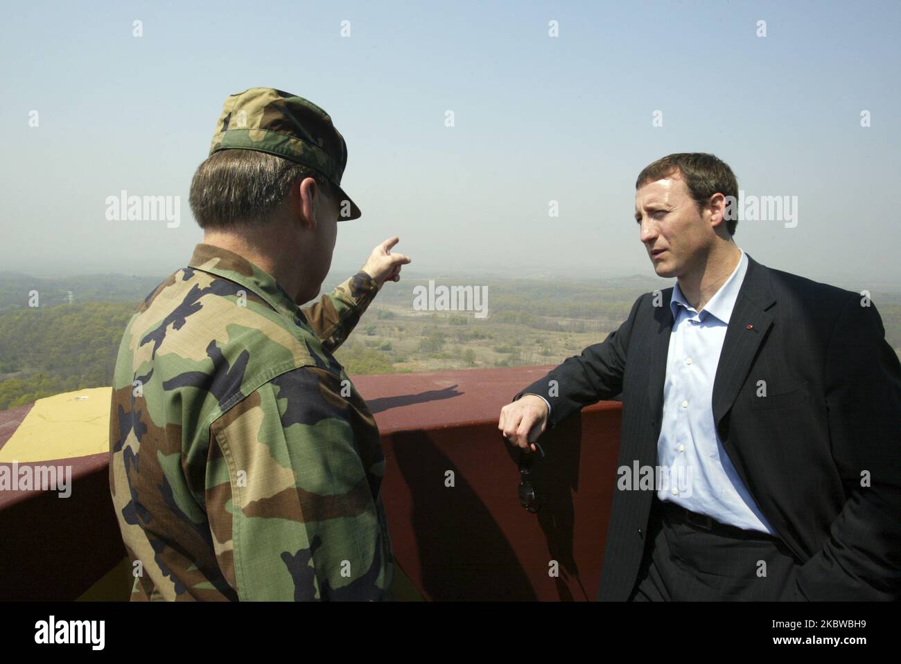 2 de mayo de 2007-Paju, Ministro de Relaciones Exteriores de Corea del Sur-Canadá Peter MacKay,(R), escucha la información del General de División Stephen Sargent, segundo de (L), Jefe Adjunto de Estado Mayor del Mando de las Naciones Unidas, durante su visita a la aldea fronteriza de Panmunjom en la zona desmilitarizada Dora-OP (puesto de observación) Eso separa a las dos Coreas desde la Guerra de Corea, al norte de Seúl, miércoles, 2 de mayo de 2007. Mackay dijo el martes que Canadá está dispuesto a reanudar la ayuda a Corea del Norte para ayudar a aliviar la escasez crónica de alimentos si Pyongyang honra su acuerdo de desarme nuclear. Otros no son identificados. (Foto de Seung-il Ryu/Nu Foto de stock