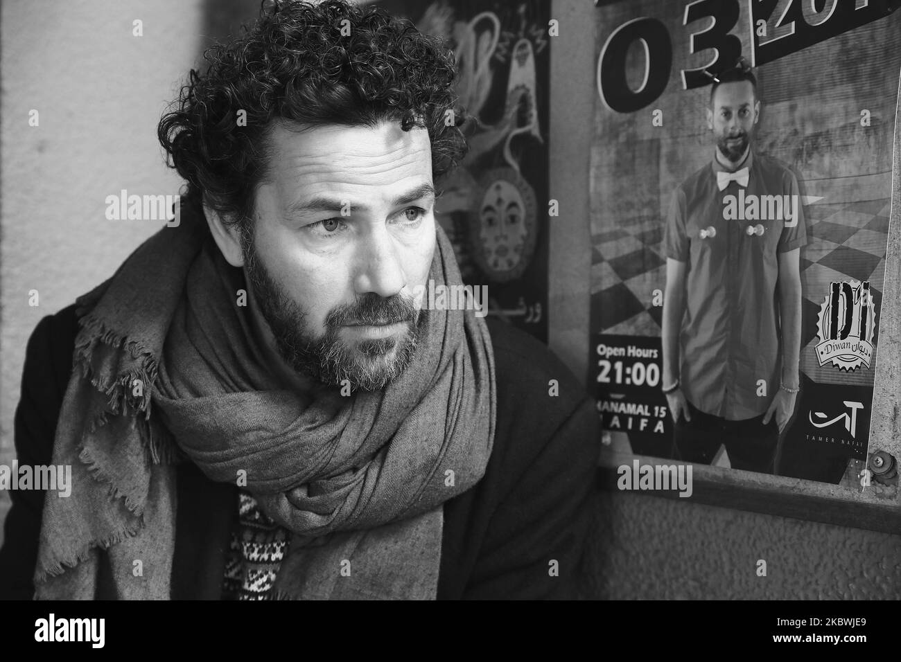 (NOTA DEL EDITOR: La imagen se convirtió a blanco y negro) Saleh Bakri, retrato en Cafe Alika en Hilel Road en Haifa, Israel, el 2 de abril de 2019. Saleh Bakri (1st de marzo de 1977) es un actor de cine y teatro palestino de fama internacional que vive en Haifa, Israel. Saleh es hijo del actor y director de cine Mohammad Bakri, hermano de los actores Ziad y Adam Bakri. (Foto de Achille Abboud/NurPhoto) Foto de stock