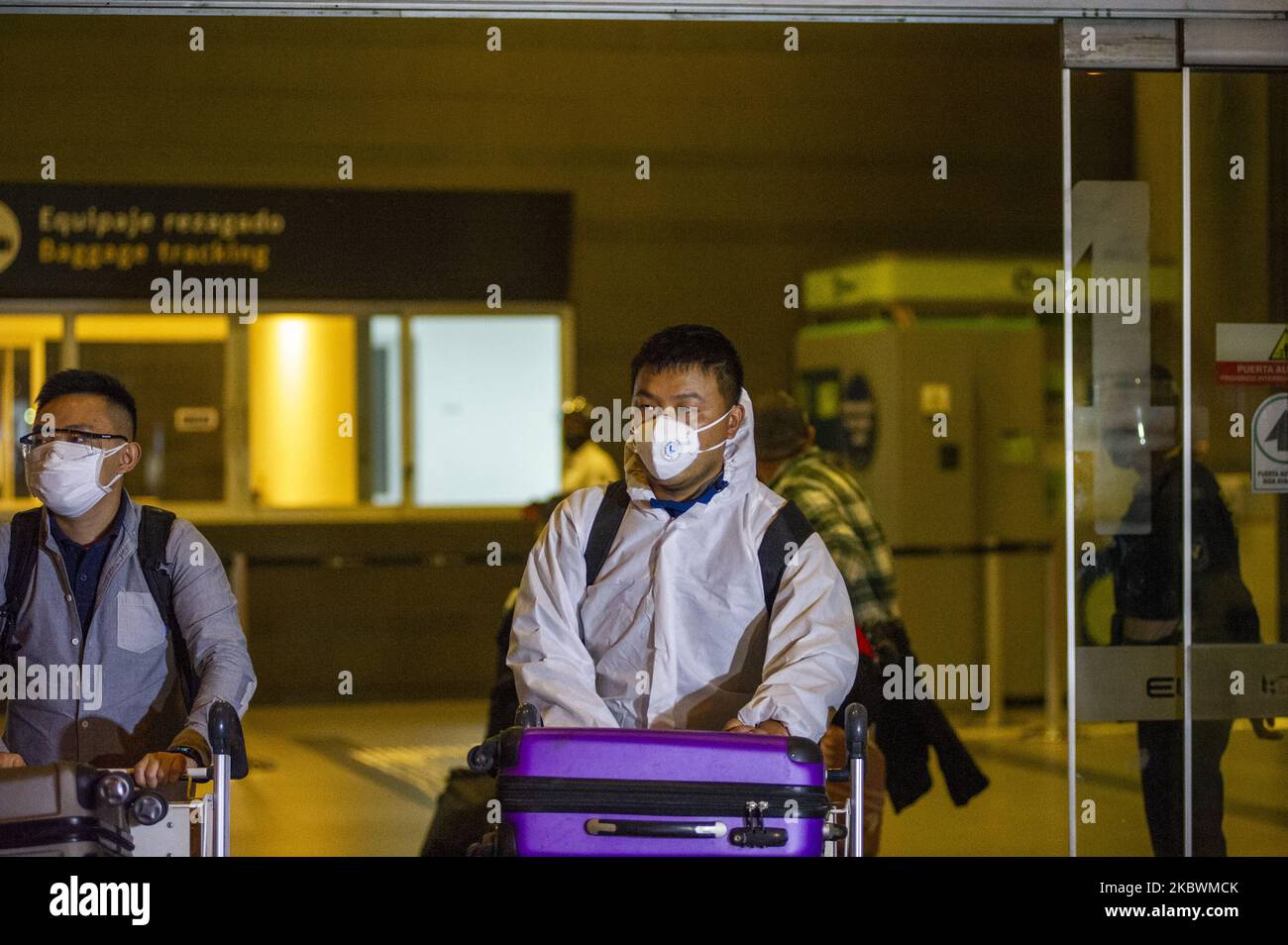 Ingenieros chinos llegan usando trajes protectores de riesgo biológico para prevenir la propagación del nuevo Coronavirus en un vuelo acelerado al aeropuerto internacional El Dorado para iniciar la planificación del sistema de metro de Bogotá el 3 2020 de agosto en Bogotá, Colombia. (Foto de Sebastian Barros/NurPhoto) Foto de stock
