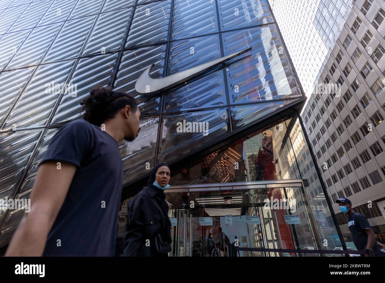 Una vista de una tienda Nike a lo largo de 5th Ave. Nike Eyes 500 despidos  en la sede central de Oregón. La Ciudad de Nueva York continúa la Fase 4 de