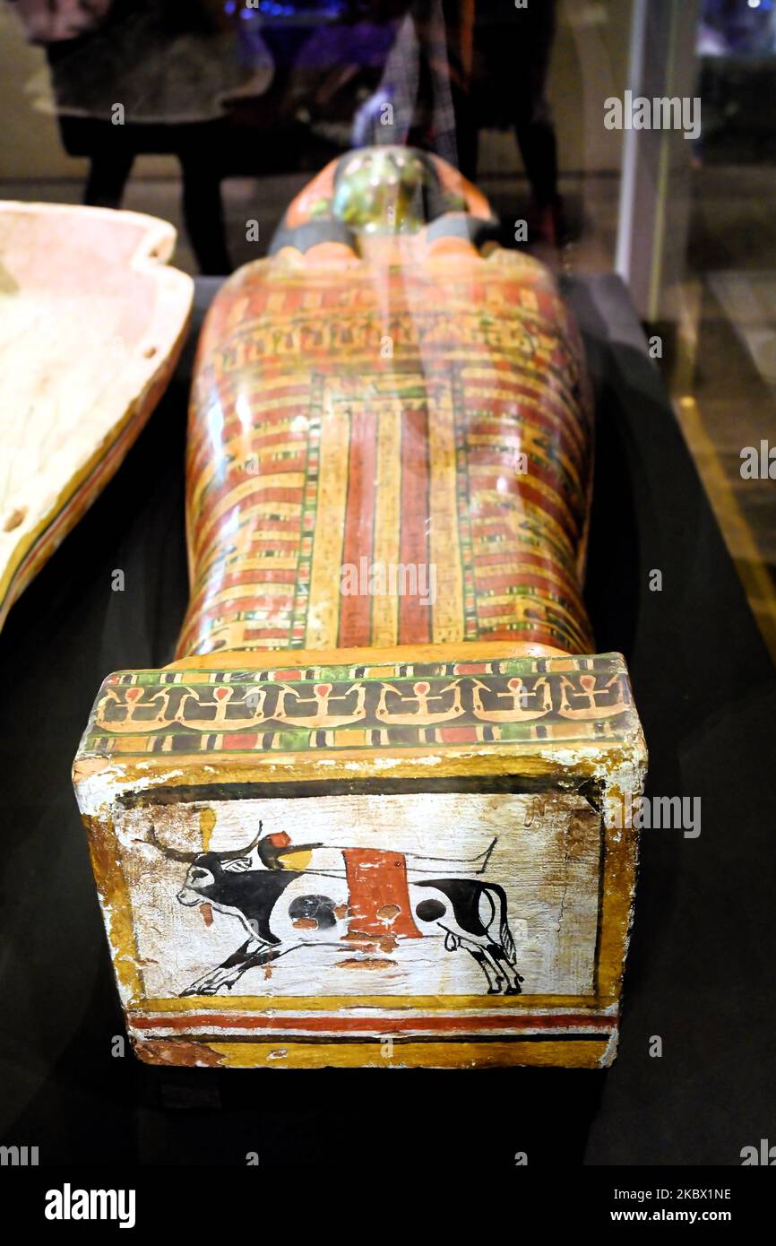 El ataúd interior de Seshepenmehyt Una momia del antiguo Egipto en préstamo del museo británico Foto de stock