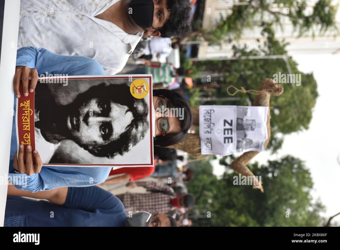 La gente protesta contra Zee5 en Kolkata, India, el 17 de agosto de 2020. Zee5 presenta una serie web ''Abhay-2'' en la que el más joven luchador por la libertad bengalí, mártir de la lucha por la libertad de la India, que fue ejecutado por el gobierno británico. La fotografía de Khudiram Bose ha sido utilizada como uno de los criminales locales fugitivos en el segundo episodio de la segunda temporada de la serie en una 'escena de interrogatorios policiales' que contiene fotografías de criminales locales. La Federación de Estudiantes de la India organizó una protesta. (Foto de Sukhomoy Sen/NurPhoto) Foto de stock