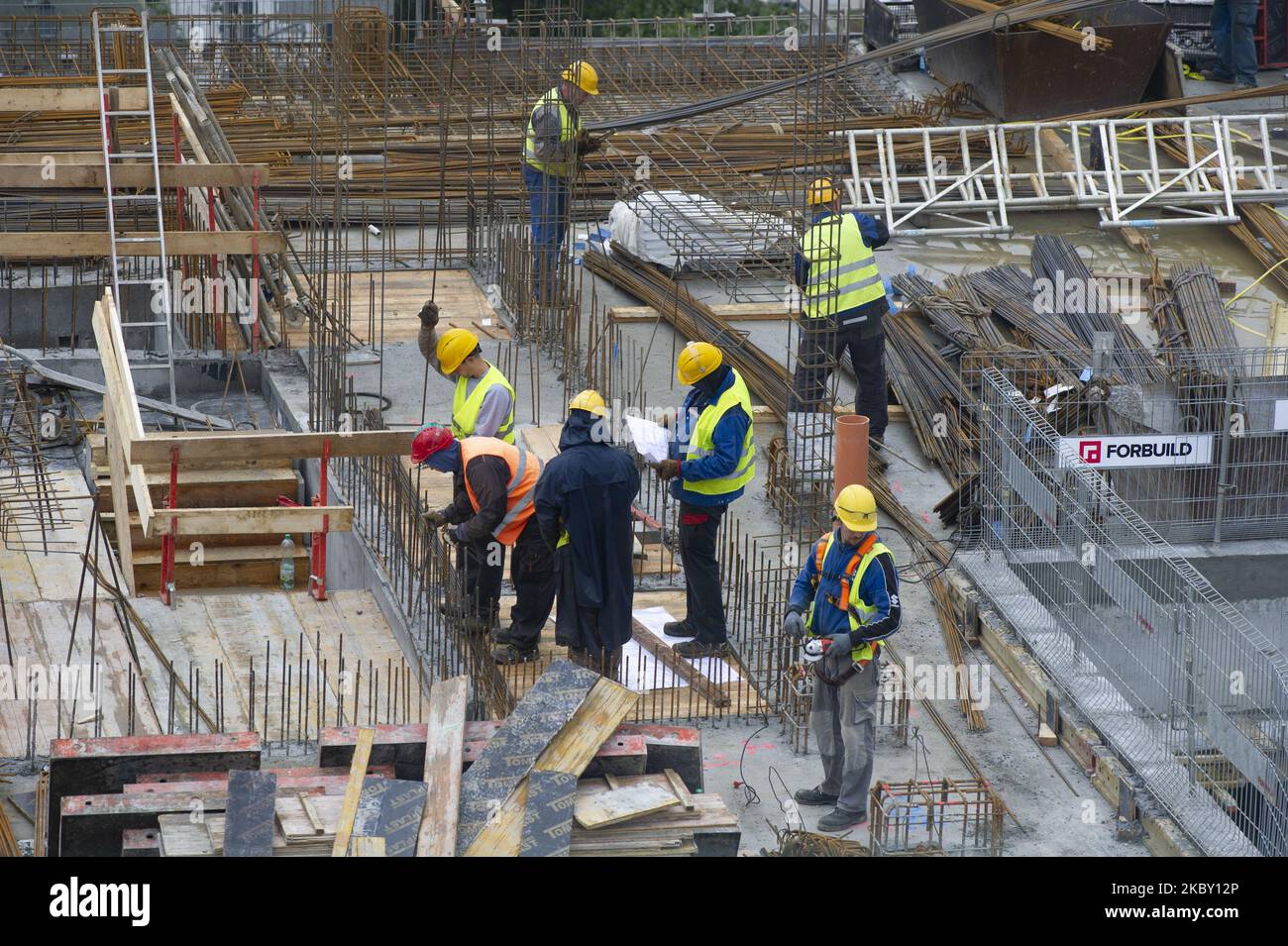 Los constructores son vistos en el sitio de trabajo de Skysawa el 2 de septiembre de 2020 en Varsovia, Polonia. Skysawa es un proyecto de oficinas de clase A de gran altura que ofrecerá aproximadamente un total de 39,000 metros cuadrados de espacio de trabajo. La fecha límite de construcción es alrededor de las Q2 2022. (Foto de Aleksander Kalka/NurPhoto) Foto de stock