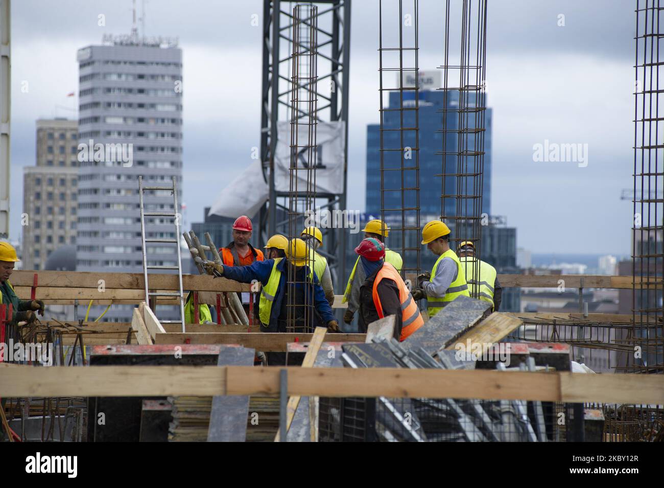 Los constructores son vistos en el sitio de trabajo de Skysawa el 2 de septiembre de 2020 en Varsovia, Polonia. Skysawa es un proyecto de oficinas de clase A de gran altura que ofrecerá aproximadamente un total de 39,000 metros cuadrados de espacio de trabajo. La fecha límite de construcción es alrededor de las Q2 2022. (Foto de Aleksander Kalka/NurPhoto) Foto de stock