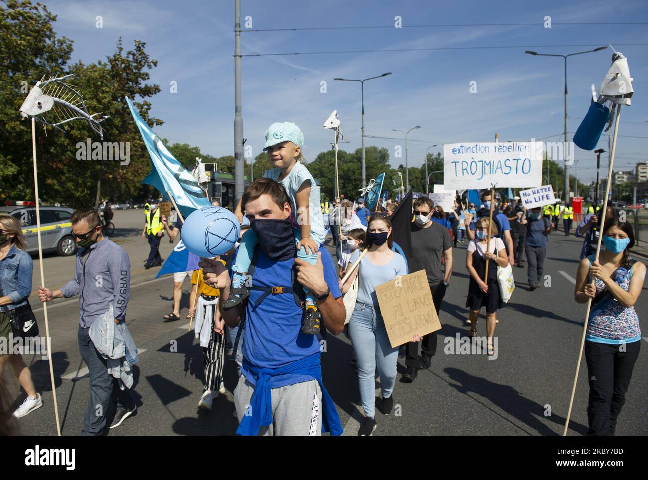 La gente participa en la gran marcha por el clima el 5 de septiembre de 2020 en Varsovia, Polonia. Unos pocos miles de personas tomaron las calles en la gran marcha por el clima organizada por la rebelión contra la extinción como el comienzo de la temporada de protestas climáticas para exigir una acción inmediata de la política y para crear conciencia sobre el cambio climático. (Foto de Aleksander Kalka/NurPhoto) Foto de stock