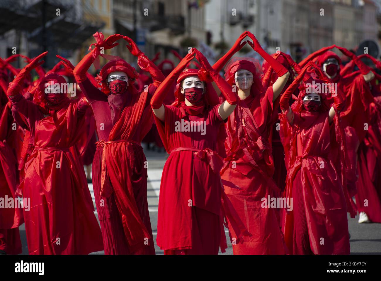 Activistas de la Brigada Roja Rebelde se manifiestan durante la gran marcha por el clima el 5 de septiembre de 2020 en Varsovia, Polonia. Unos pocos miles de personas tomaron las calles en la gran marcha por el clima organizada por la rebelión contra la extinción como el comienzo de la temporada de protestas climáticas para exigir una acción inmediata de la política y para crear conciencia sobre el cambio climático. (Foto de Aleksander Kalka/NurPhoto) Foto de stock