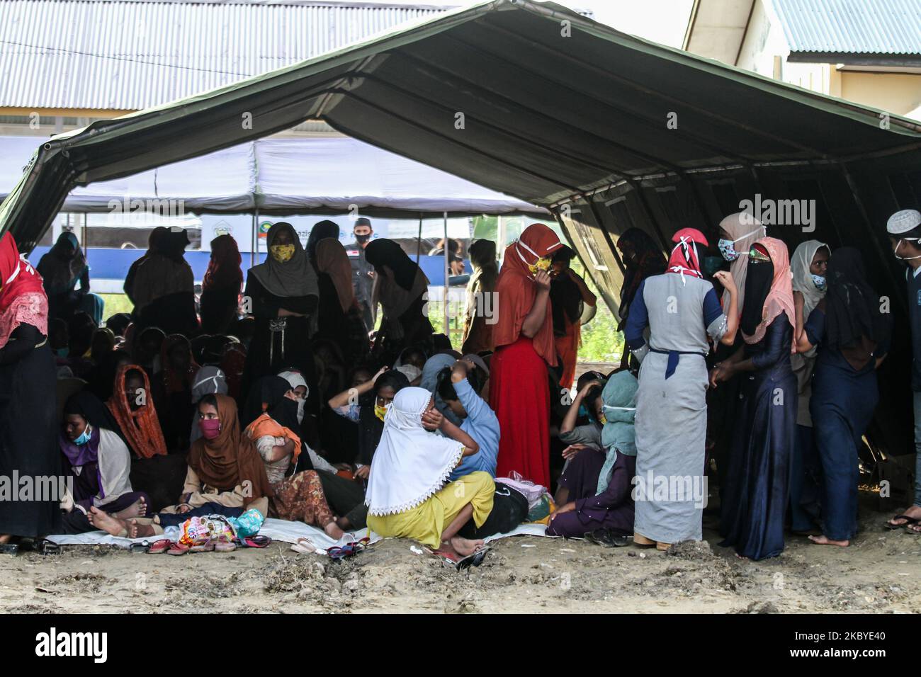 El 7 de septiembre de 2020, en la provincia de Aceh (Indonesia), un total de 296 migrantes de etnia rohingya, de los cuales 104 eran hombres, 178 mujeres y 14 niños, quedaron varados en la zona de la playa de Ujong Blang, en Lhokseumawe. (Foto de Fachrul Reza/NurPhoto) Foto de stock