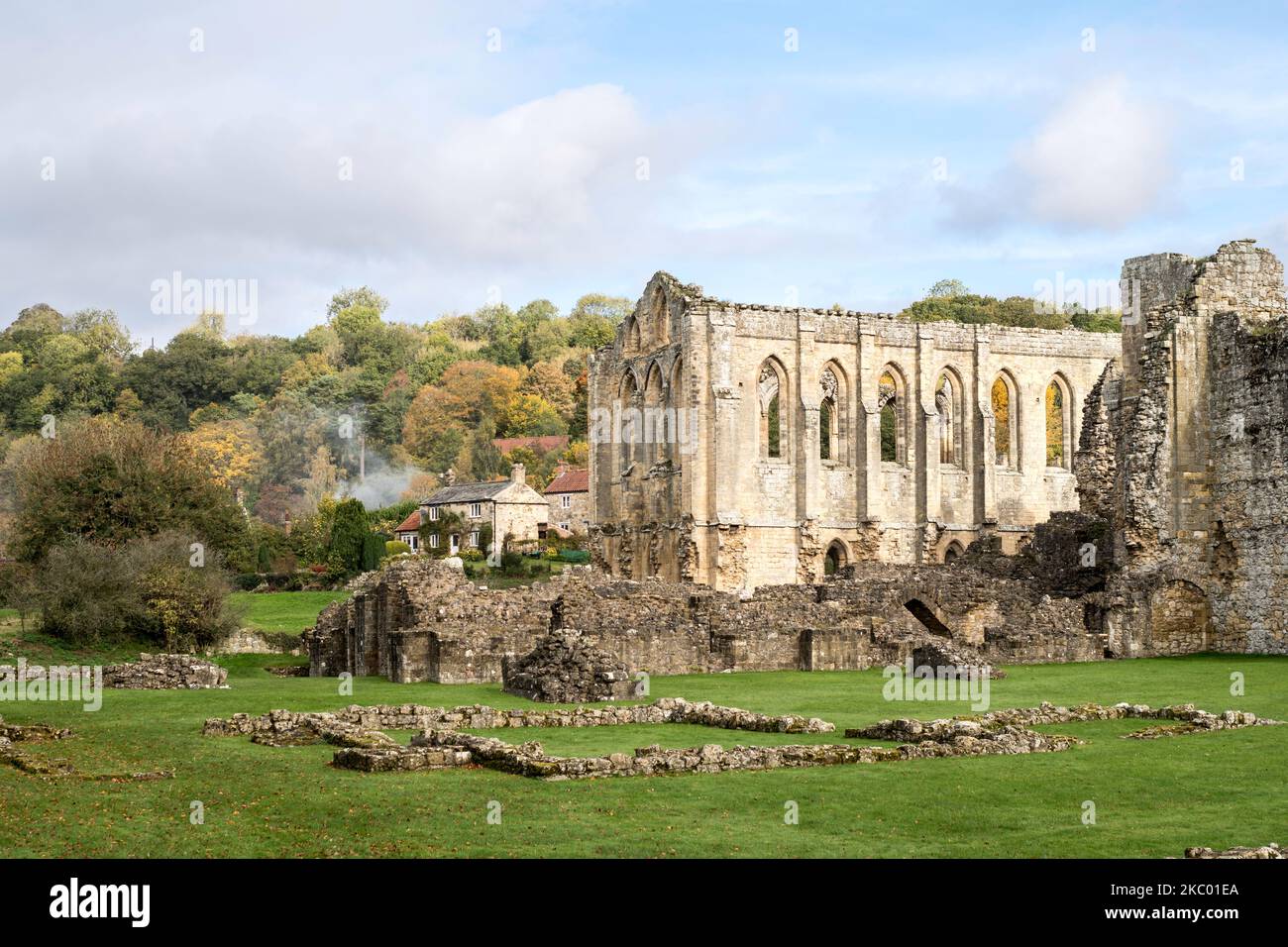 Vista otoñal de la Abadía de Rievaulx, en North Yorkshire, Inglaterra, Reino Unido Foto de stock
