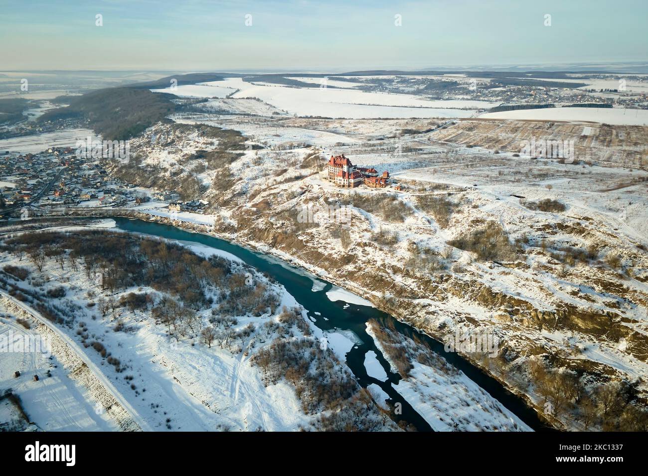 Vista aérea de casas privadas con techos cubiertos de nieve en la zona de la ciudad de los suburbios rurales en invierno frío Foto de stock