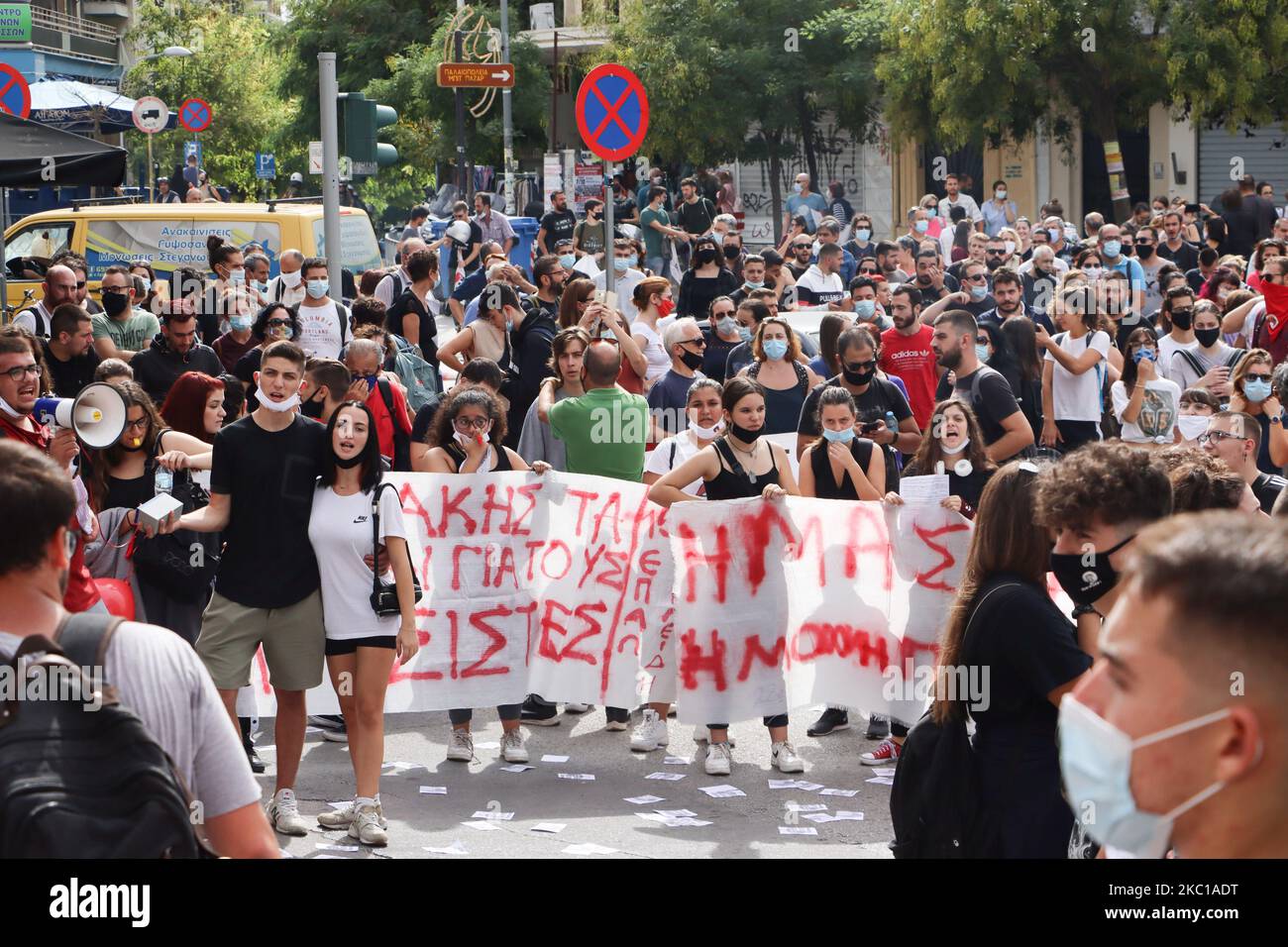 Miles de manifestantes antifa y anti-Amanecer Dorado estudiantes universitarios, sindicatos, izquierdistas, Grupos antifa y muchas otras organizaciones democráticas se reunieron para el mitin en la de el miércoles