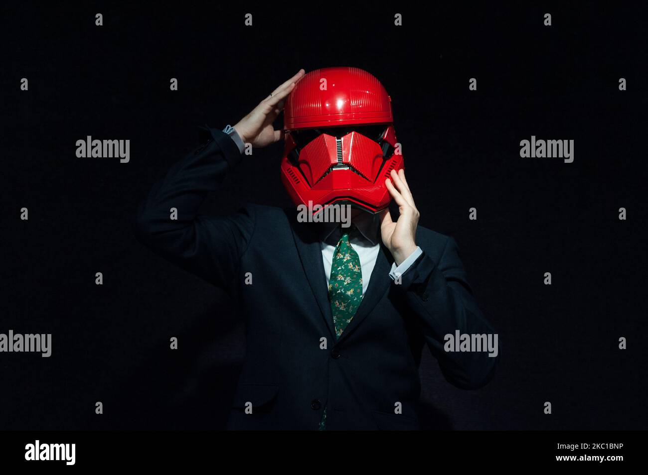 Un miembro del personal posará con Sith Trooper Helmet, utilizado en Star Wars: The Rise of Skywalker (2019), estimación: 20.000-30.000 libras esterlinas durante la convocatoria para la venta de recuerdos de Bonhams’Entertainment, el 08 de octubre de 2020 en Londres, Inglaterra. (Foto de Wiktor Szymanowicz/NurPhoto) Foto de stock