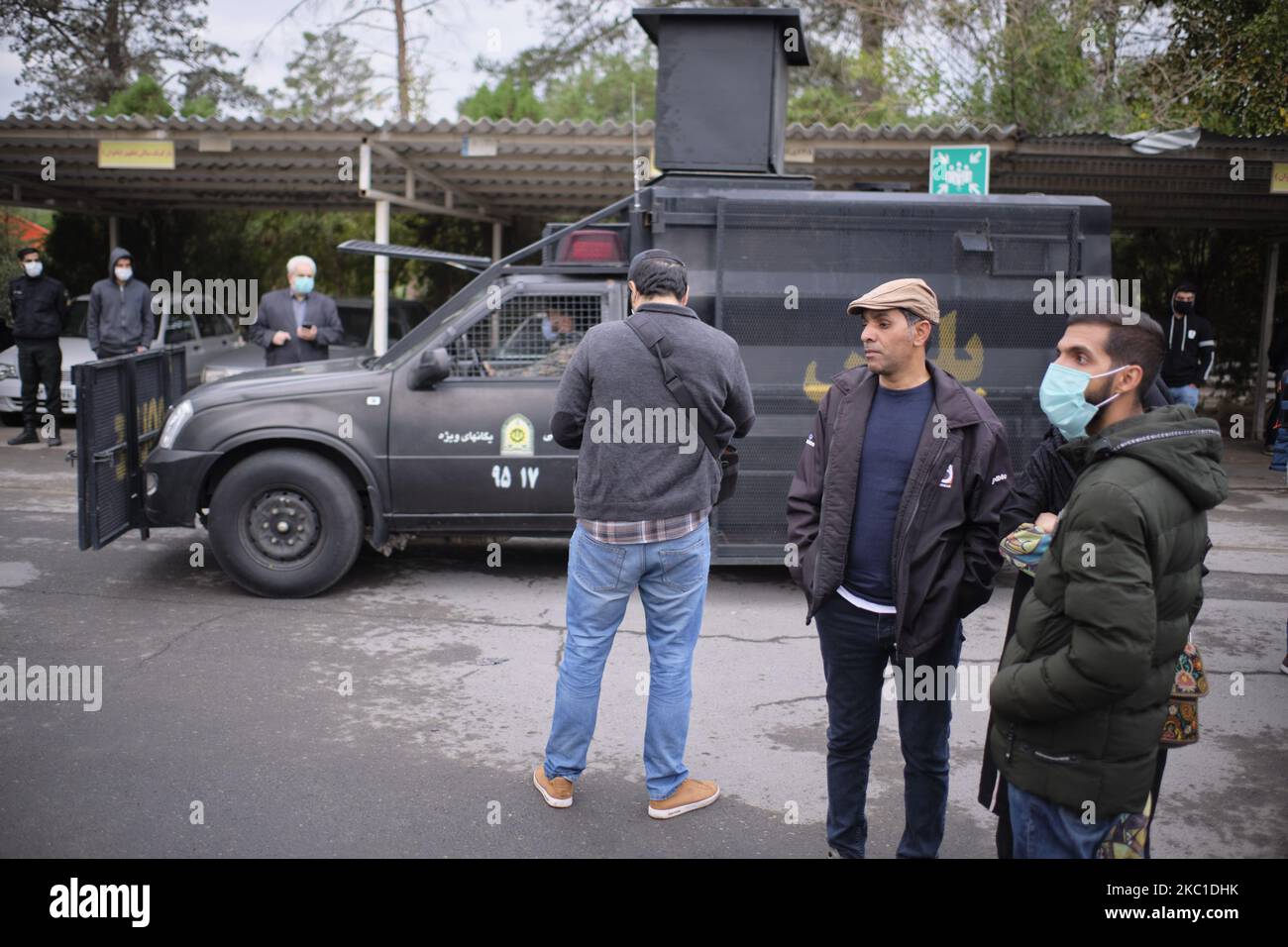 Hombres iraníes esperan el ataúd del icónico vocalista iraní maestro de
