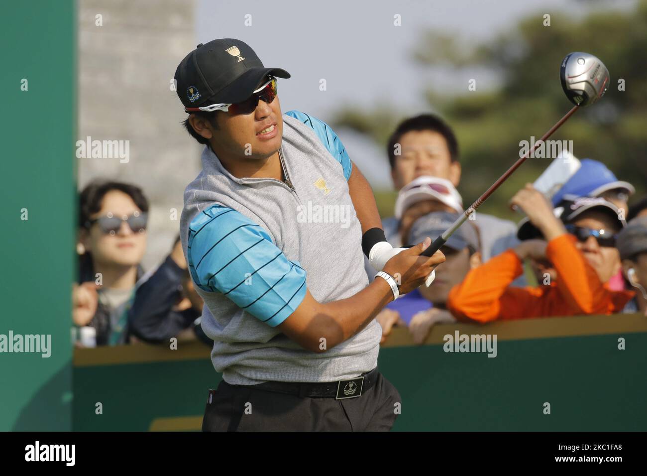 El jugador internacional del equipo Hideki Matsuyama en la salida 7th durante el partido PGA Presidents Cup Mix en Jack Nicklaus GC en Incheon, Corea del Sur el 10 de octubre de 2015. (Foto de Seung-il Ryu/NurPhoto) Foto de stock