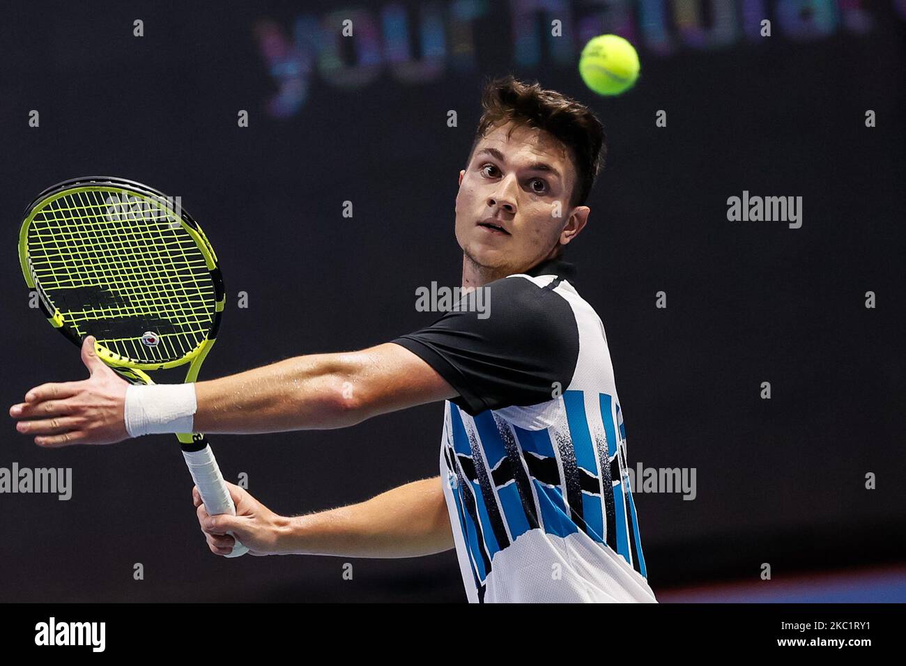 Miomir Kecmanovic de Serbia devuelve el balón a Cameron Norrie de Gran Bretaña durante su torneo internacional de tenis ATP del Abierto de San Petersburgo 2020 el 14 de octubre de 2020 en el Sibur Arena en San Petersburgo, Rusia. (Foto de Mike Kireev/NurPhoto) Foto de stock