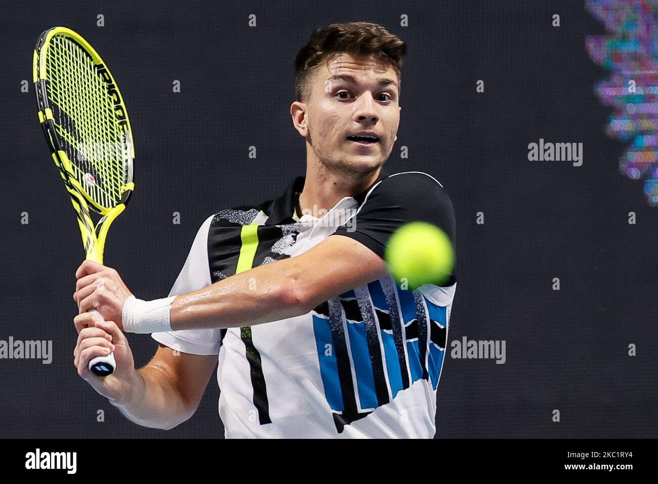 Miomir Kecmanovic de Serbia devuelve el balón a Cameron Norrie de Gran Bretaña durante su torneo internacional de tenis ATP del Abierto de San Petersburgo 2020 el 14 de octubre de 2020 en el Sibur Arena en San Petersburgo, Rusia. (Foto de Mike Kireev/NurPhoto) Foto de stock