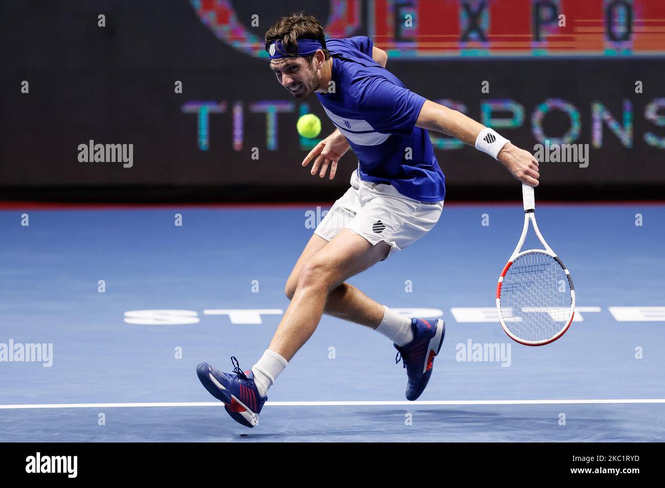 Cameron Norrie de Gran Bretaña devuelve el balón a Miomir Kecmanovic de Serbia durante su torneo internacional de tenis ATP del Abierto de San Petersburgo 2020 el 14 de octubre de 2020 en el Sibur Arena en San Petersburgo, Rusia. (Foto de Mike Kireev/NurPhoto) Foto de stock