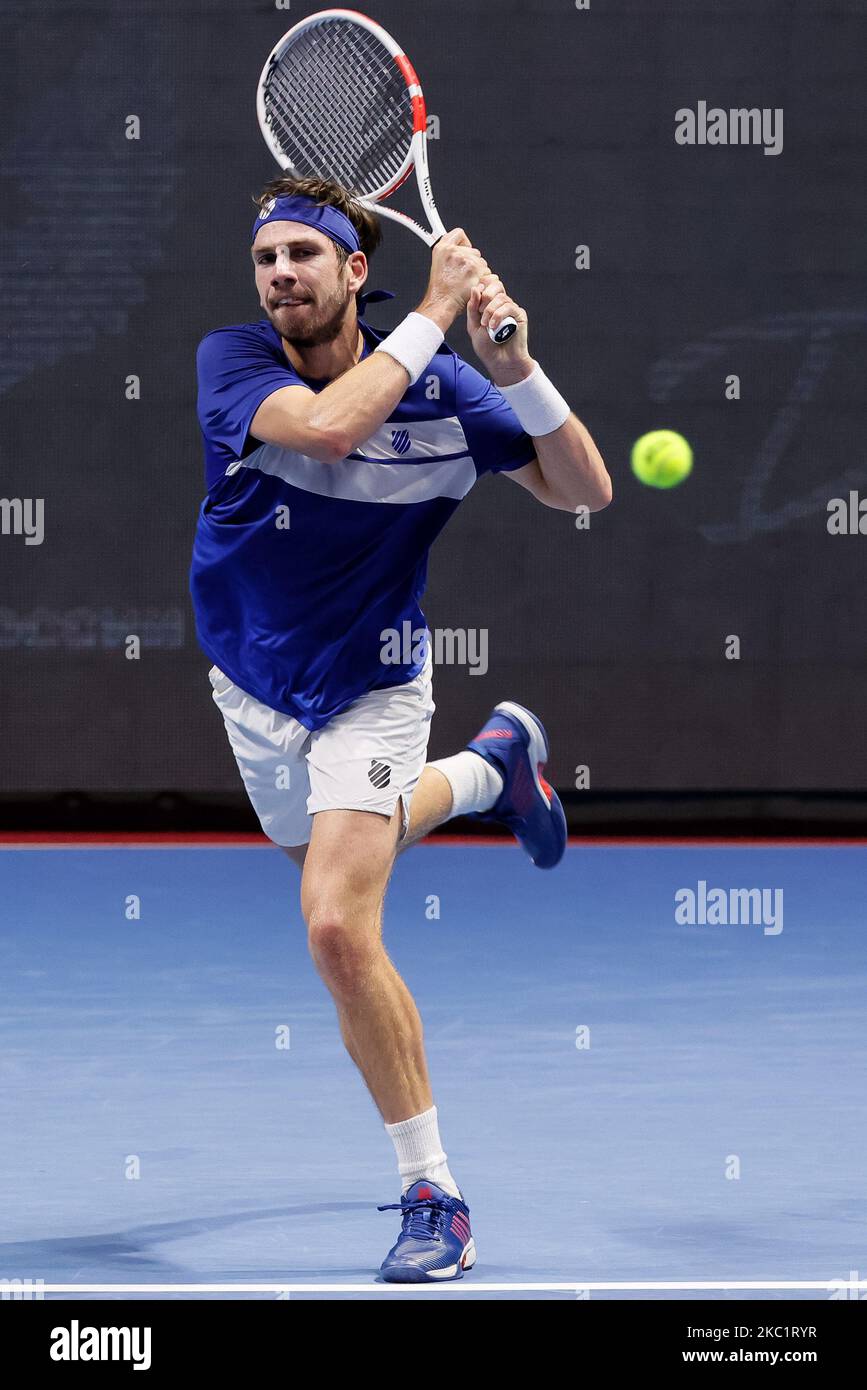 Cameron Norrie de Gran Bretaña devuelve el balón a Miomir Kecmanovic de Serbia durante su torneo internacional de tenis ATP del Abierto de San Petersburgo 2020 el 14 de octubre de 2020 en el Sibur Arena en San Petersburgo, Rusia. (Foto de Mike Kireev/NurPhoto) Foto de stock