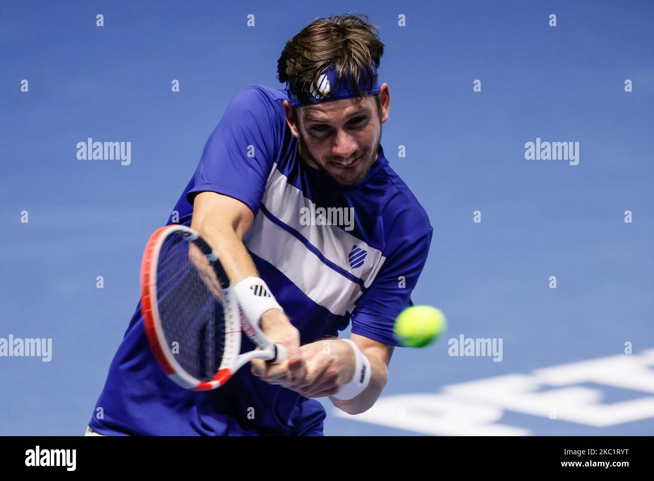 Cameron Norrie de Gran Bretaña devuelve el balón a Miomir Kecmanovic de Serbia durante su torneo internacional de tenis ATP del Abierto de San Petersburgo 2020 el 14 de octubre de 2020 en el Sibur Arena en San Petersburgo, Rusia. (Foto de Mike Kireev/NurPhoto) Foto de stock