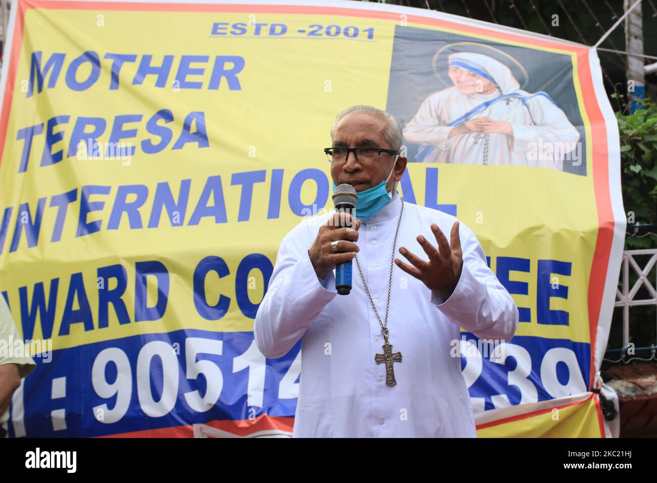 Los miembros del comité de Premios Internacionales Madre Teresa participan en la Reunión de Protesta para exigir la liberación del Padre Stan Swamy en Kolkata, India, el 17 de octubre de 2020. Los activistas condenaron el arresto de Swamy, diciendo que ha estado falsamente implicado y que su arresto fue un intento de difamar a los misioneros cristianos. Stan Swamy, de 83 años, sacerdote jesuita de Jharkhand, detenido por la Agencia Nacional de Investigación en relación con el caso Elgaar Parishad. (Foto de Debajyoti Chakraborty/NurPhoto) Foto de stock