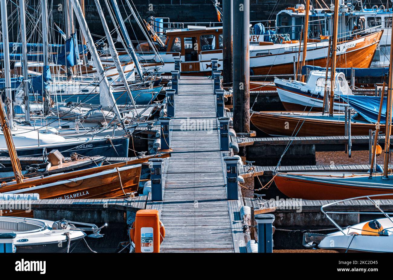 Múltiples barcos amarrados en el puerto de Bridlington, Reino Unido Foto de stock