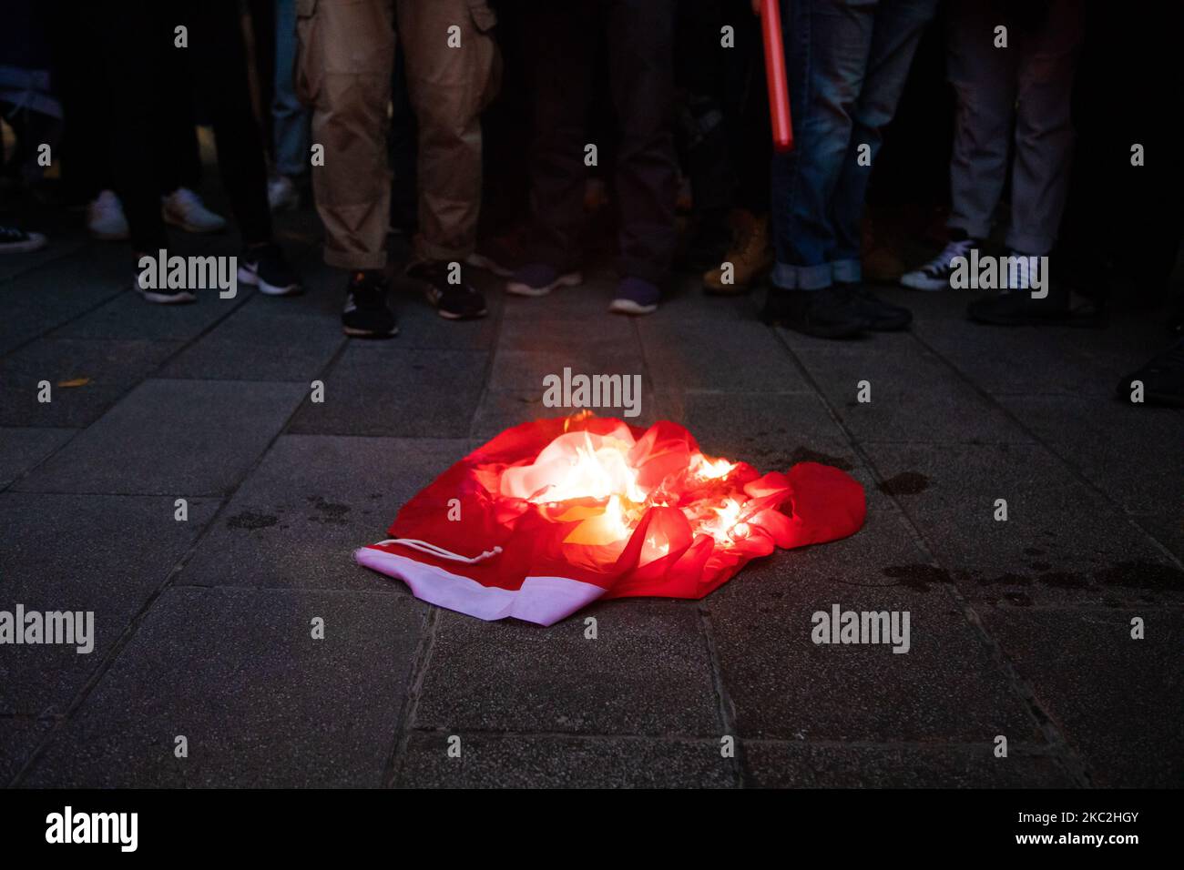 Una bandera china resplandeciente al final de la marcha para exigir la liberación de 12 detenidos de Hong Kong en Taipei, Taiwán, el 25 de octubre de 2020. Cientos de personas marcharon en la capital de Taiwán el domingo para exigir la liberación de 12 manifestantes antigubernamentales de Hong Kong que supuestamente viajaban ilegalmente en barco a Taiwán cuando las autoridades chinas los capturaron y detuvieron en agosto. (Foto de Annabelle Chih/NurPhoto) Foto de stock