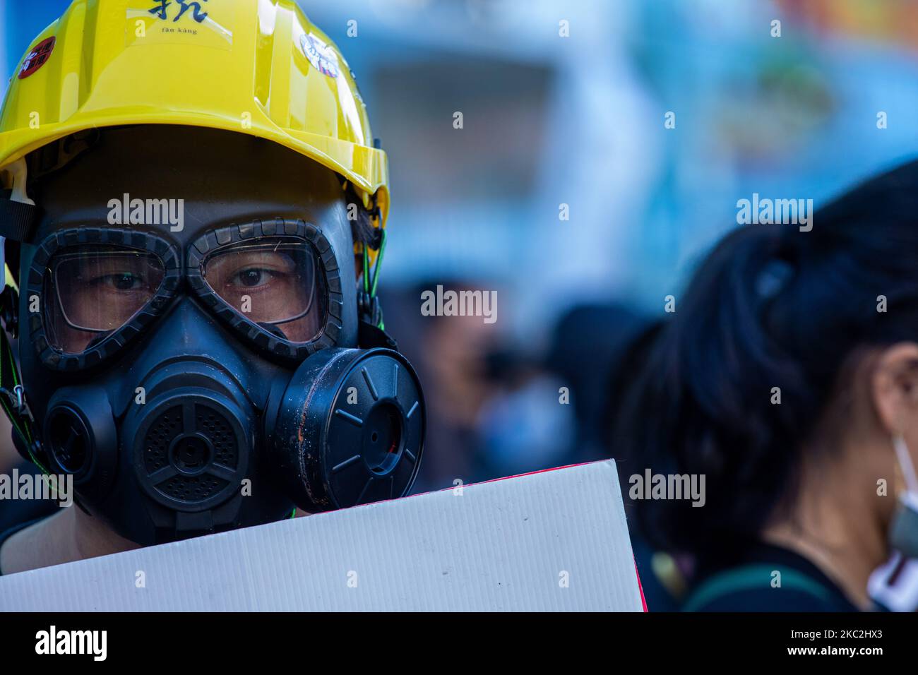 Un manifestante lleva máscara antigás durante la marcha para exigir la liberación de 12 detenidos de Hong Kong en Taipei, Taiwán, el 25 de octubre de 2020. Cientos de personas marcharon en la capital de Taiwán el domingo para exigir la liberación de 12 manifestantes antigubernamentales de Hong Kong que supuestamente viajaban ilegalmente en barco a Taiwán cuando las autoridades chinas los capturaron y detuvieron en agosto. (Foto de Annabelle Chih/NurPhoto) Foto de stock