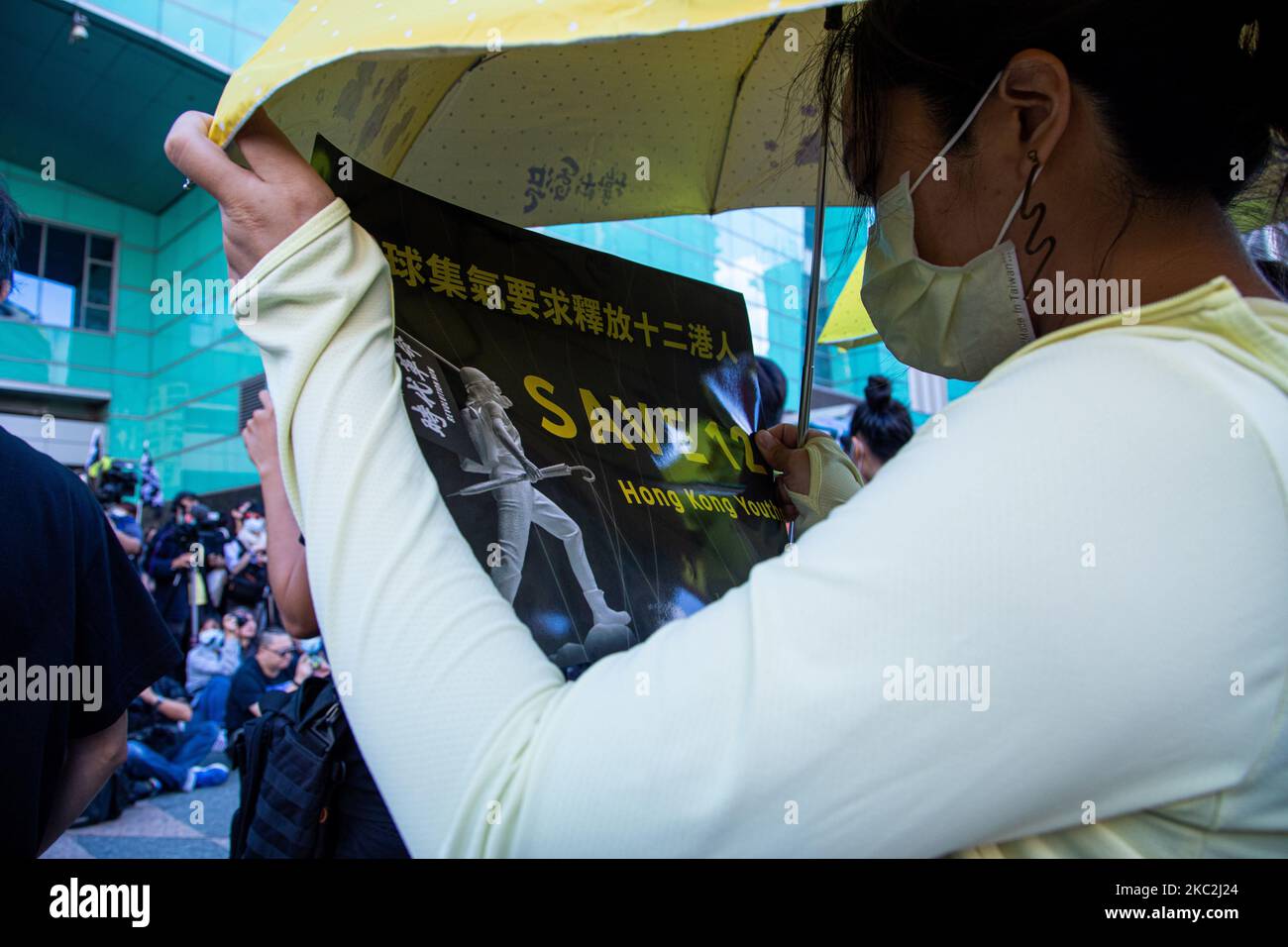 Un manifestante mantiene un eslogan durante la marcha para exigir la liberación de 12 detenidos de Hong Kong en Taipei, Taiwán, el 25 de octubre de 2020. Cientos de personas marcharon en la capital de Taiwán el domingo para exigir la liberación de 12 manifestantes antigubernamentales de Hong Kong que supuestamente viajaban ilegalmente en barco a Taiwán cuando las autoridades chinas los capturaron y detuvieron en agosto. (Foto de Annabelle Chih/NurPhoto) Foto de stock