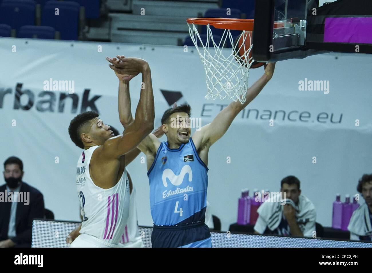 Aleksa Avramovic de Estudiantes durante el partido Liga ACB entre el Real  Madrid y los Estudiantes en el Wizink Center el 25 de octubre de 2020 en  Madrid, España. (Foto de Oscar