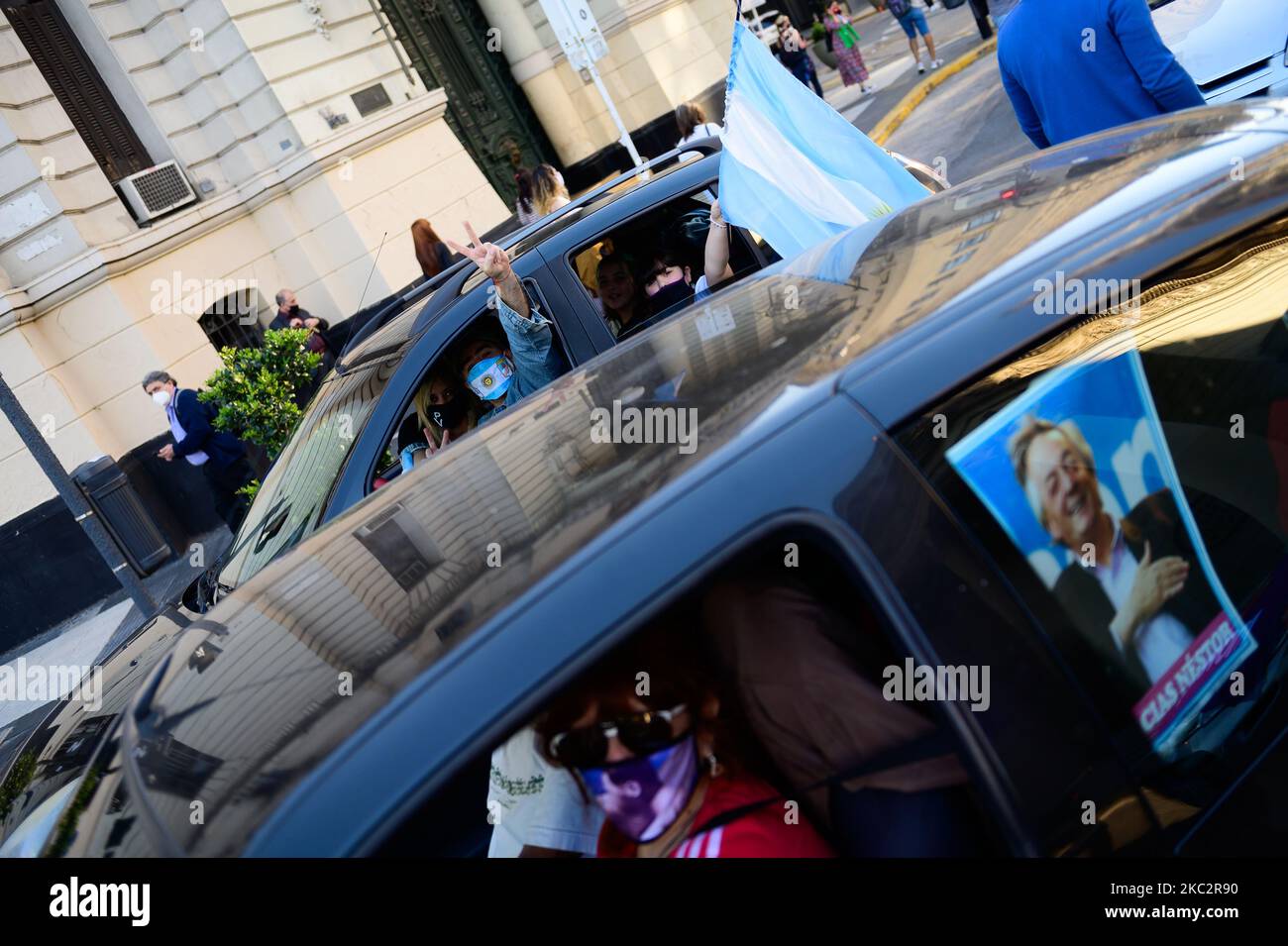 Manifestantes participan en un homenaje al ex presidente de Argentina (2003-2007) Néstor Kirchner el 27 de octubre de 2020 en Buenos Aires, Argentina. Kirchner murió de un ataque cardíaco a la edad de 60 años el 27 de octubre de 2010, en El Calafate, sur de Argentina. (Foto de Manuel Cortina/NurPhoto) Foto de stock