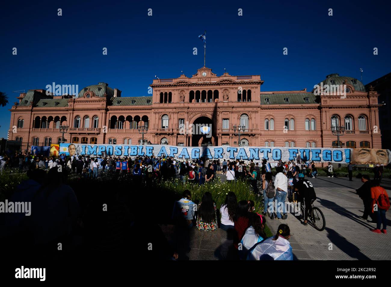 Manifestantes participan en un homenaje al ex presidente de Argentina (2003-2007) Néstor Kirchner el 27 de octubre de 2020 en Buenos Aires, Argentina. Kirchner murió de un ataque cardíaco a la edad de 60 años el 27 de octubre de 2010, en El Calafate, sur de Argentina. (Foto de Manuel Cortina/NurPhoto) Foto de stock