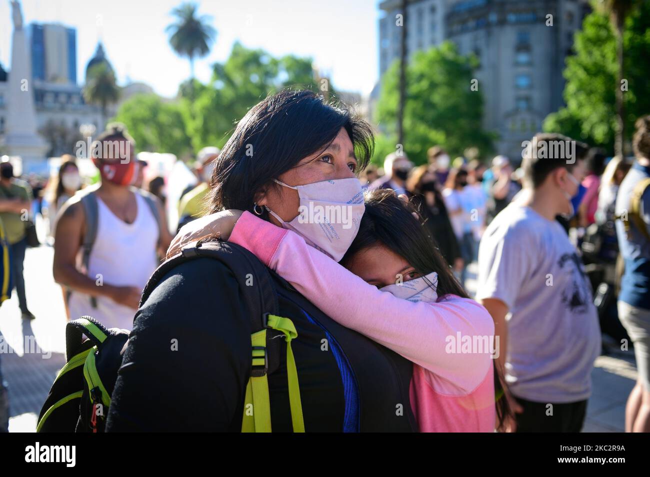 Manifestantes participan en un homenaje al ex presidente de Argentina (2003-2007) Néstor Kirchner el 27 de octubre de 2020 en Buenos Aires, Argentina. Kirchner murió de un ataque cardíaco a la edad de 60 años el 27 de octubre de 2010, en El Calafate, sur de Argentina. (Foto de Manuel Cortina/NurPhoto) Foto de stock