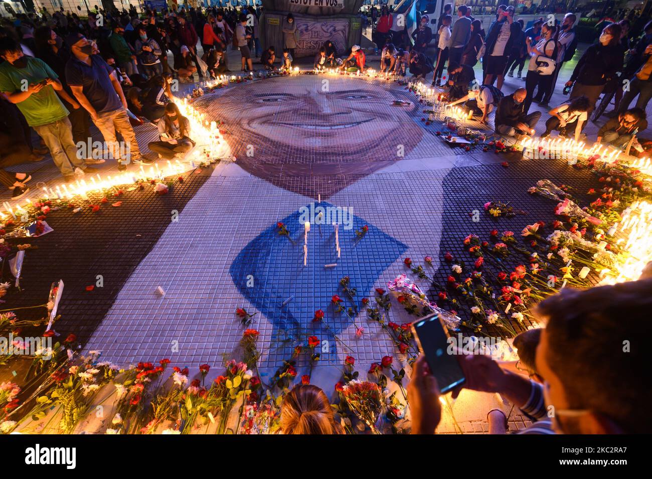 Manifestantes participan en un homenaje al ex presidente de Argentina (2003-2007) Néstor Kirchner el 27 de octubre de 2020 en Buenos Aires, Argentina. Kirchner murió de un ataque cardíaco a la edad de 60 años el 27 de octubre de 2010, en El Calafate, sur de Argentina. (Foto de Manuel Cortina/NurPhoto) Foto de stock