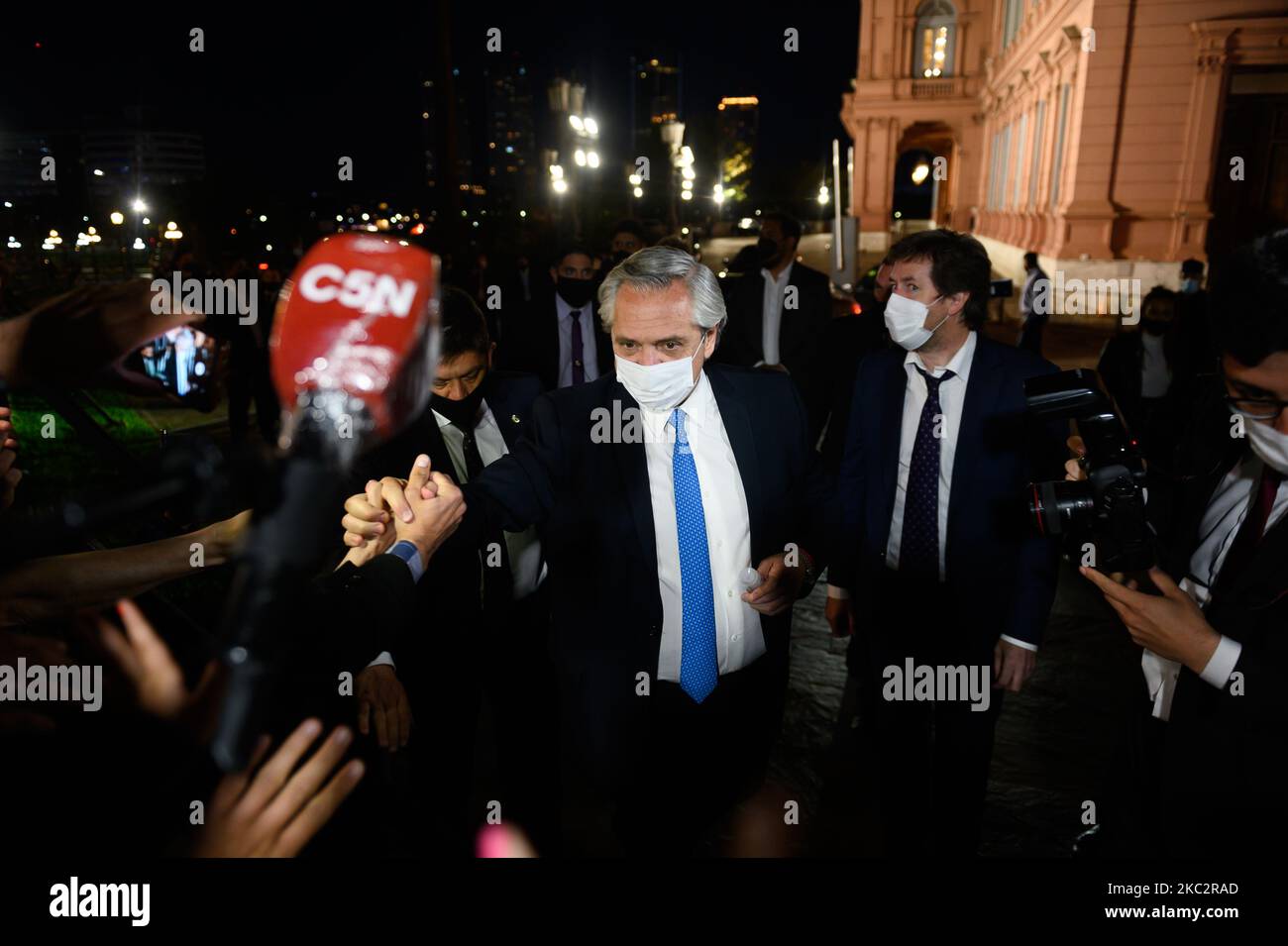 El actual Presidente de Argentina, Alberto Fernández, participa en un homenaje al ex Presidente de Argentina (2003-2007) Néstor Kirchner el 27 de octubre de 2020 en Buenos Aires, Argentina. Kirchner murió de un ataque cardíaco a la edad de 60 años el 27 de octubre de 2010, en El Calafate, sur de Argentina. (Foto de Manuel Cortina/NurPhoto) Foto de stock