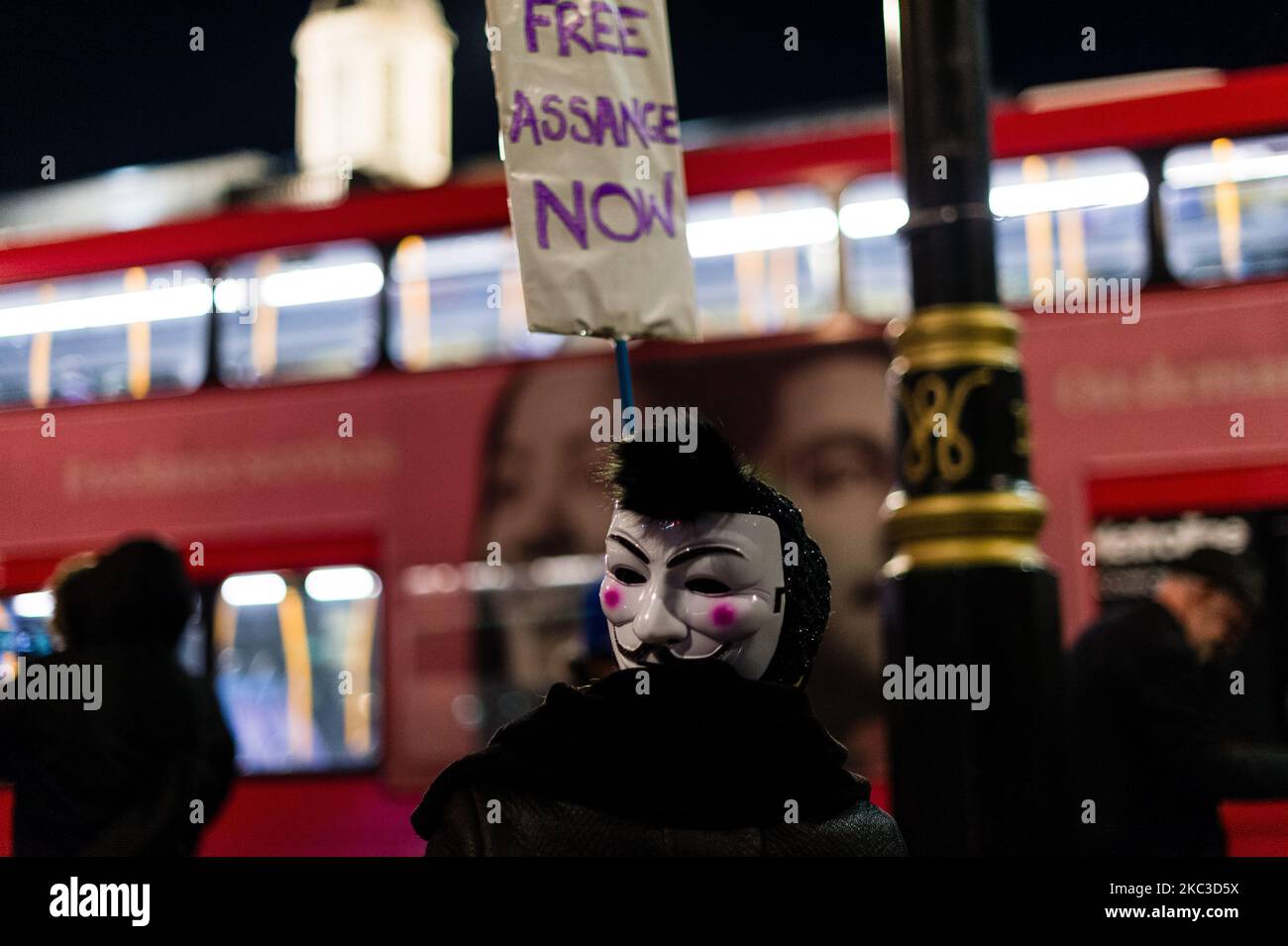 Un manifestante que lleva una máscara de Guy Fawkes sostiene un cartel en el que pide Free Assange, mientras los manifestantes de la Marcha del Millón de Máscara y los manifestantes contra el bloqueo se manifiestan, en medio del brote de coronavirus (COVID-19) en Londres, Gran Bretaña, el 5 de noviembre de 2020. (Foto de Maciek Musialek/NurPhoto) Foto de stock