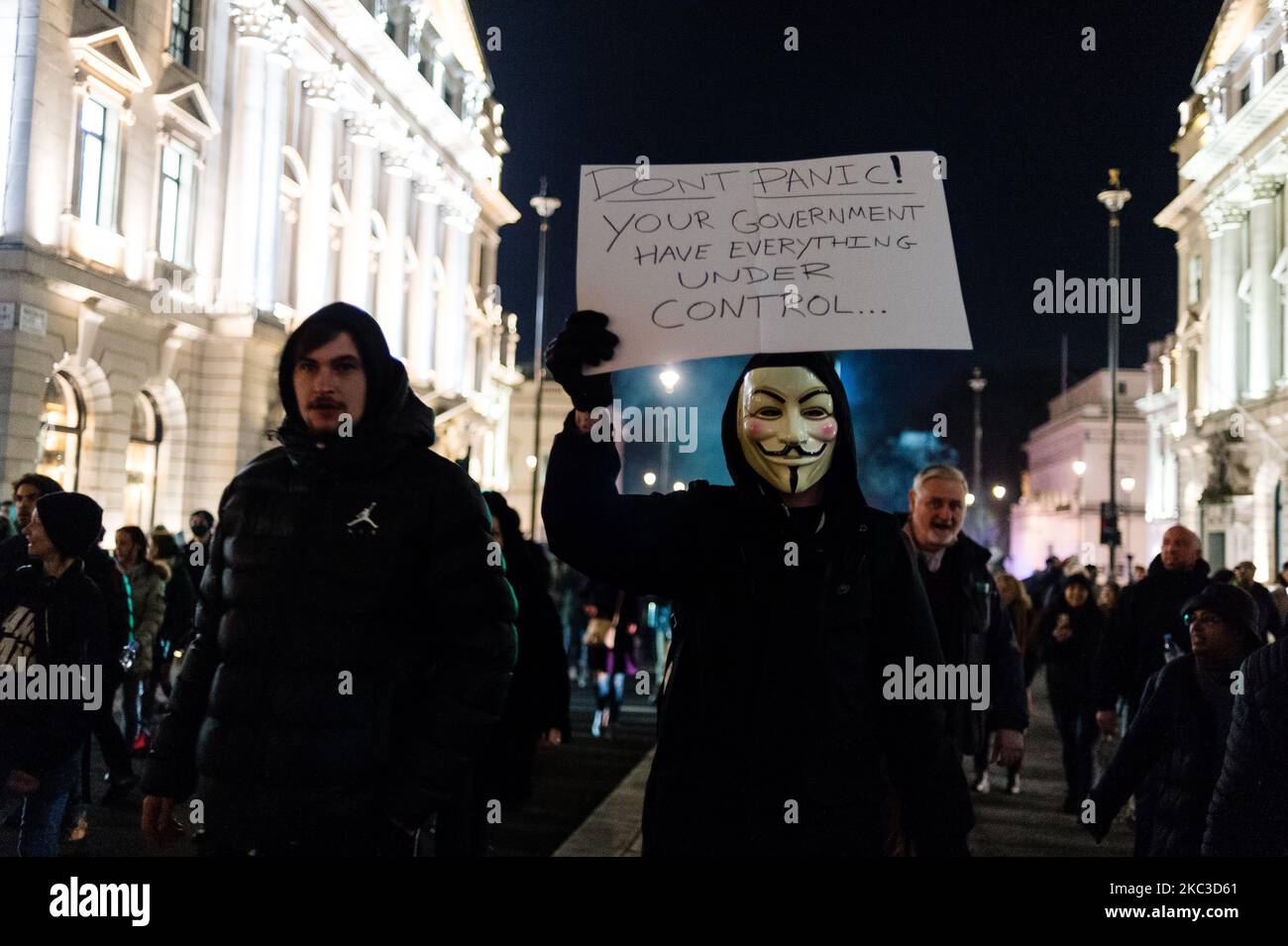 Un manifestante que lleva una máscara de Guy Fawkes sostiene un cartel que pide al gobierno dont Panic, como manifestantes de la Marcha Million Mask y los manifestantes anti-encierro se manifiestan, en medio del brote de coronavirus (COVID-19) en Londres, Gran Bretaña el 5 de noviembre de 2020. (Foto de Maciek Musialek/NurPhoto) Foto de stock