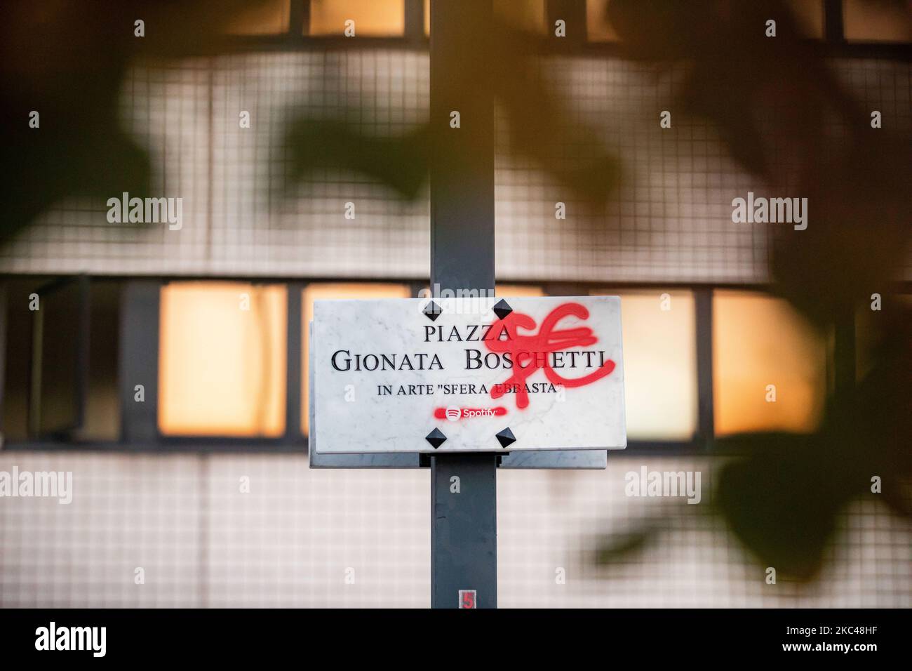 La nueva placa temporal para la Piazza Gionata Boschetti, conocida como Sfera Ebbaja, para celebrar el lanzamiento de su nuevo álbum Famoso en su ciudad natal el 19 de noviembre de 2020 en Cinisello Balsamo, Italia (Foto de Alessandro Bremec/NurPhoto) Foto de stock