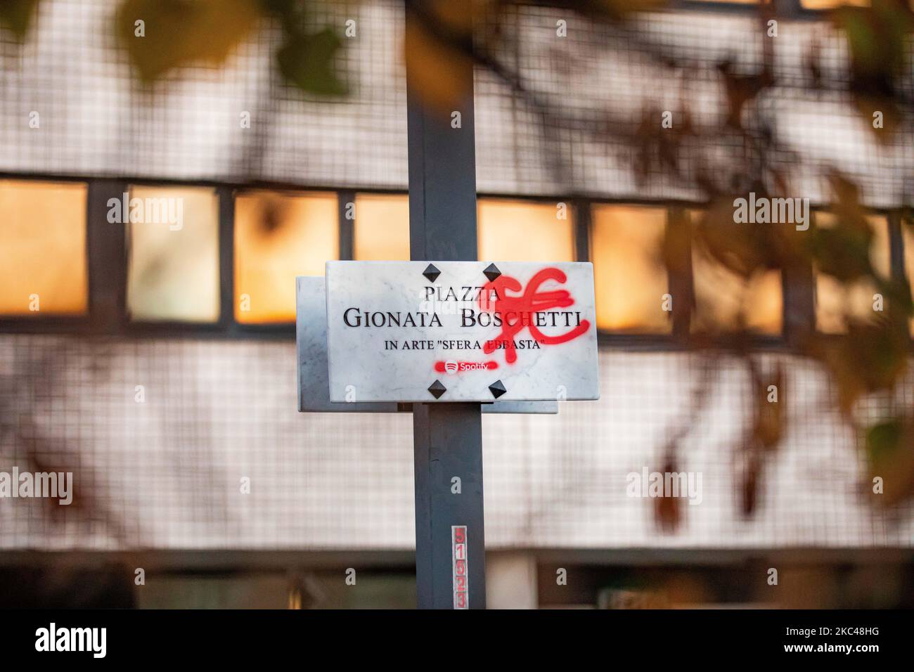 La nueva placa temporal para la Piazza Gionata Boschetti, conocida como Sfera Ebbaja, para celebrar el lanzamiento de su nuevo álbum Famoso en su ciudad natal el 19 de noviembre de 2020 en Cinisello Balsamo, Italia (Foto de Alessandro Bremec/NurPhoto) Foto de stock